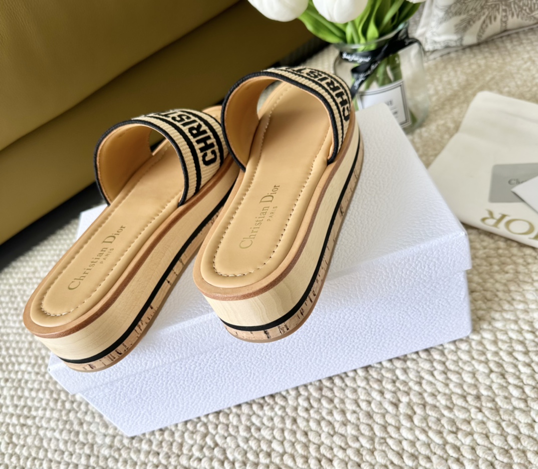 DiorCD家2024年夏季新款厚底电绣凉拖鞋穿搭必备单品Size35-3940.4142定制鞋面原厂立