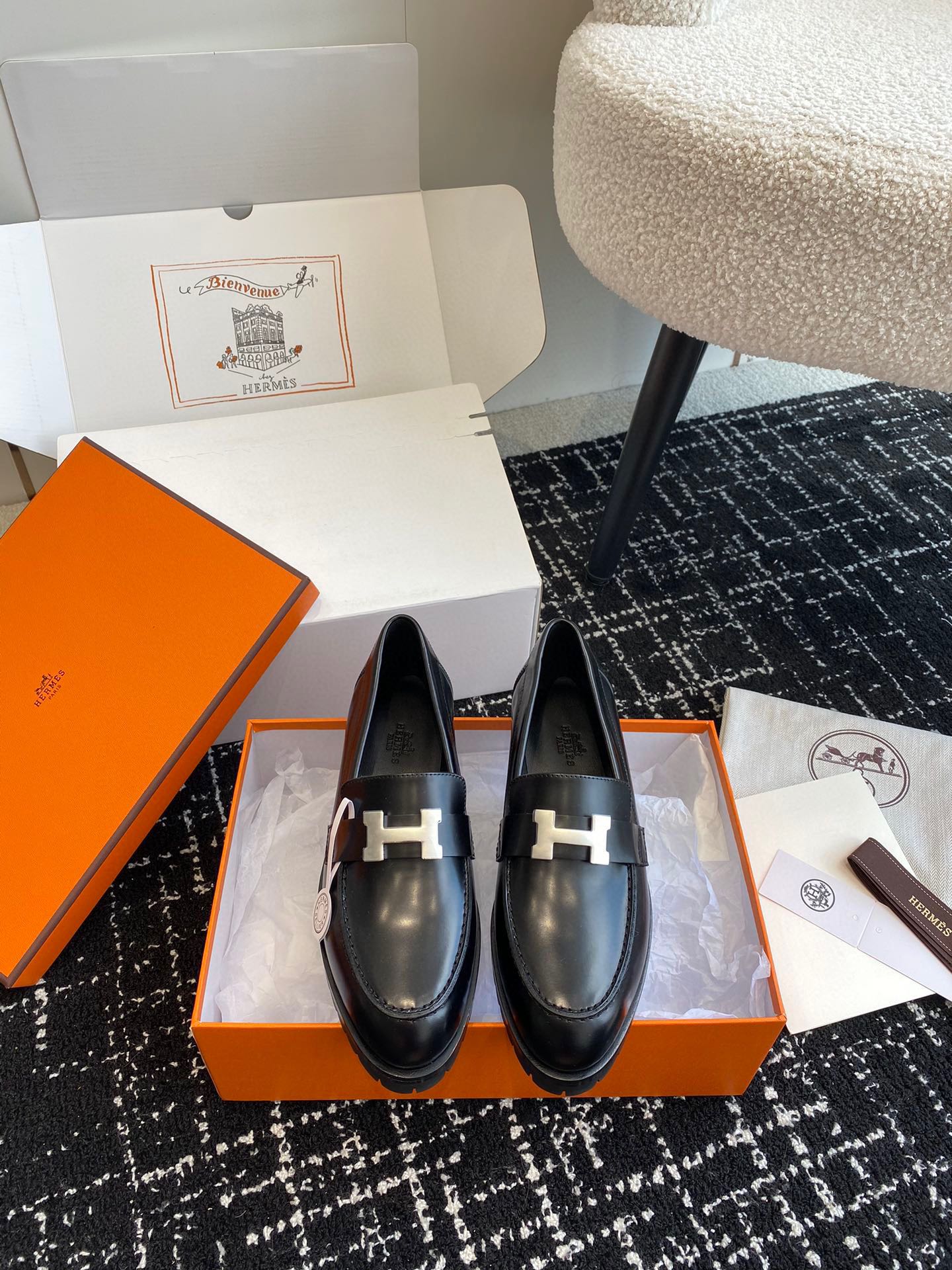 NO:260985,Airplane box 10 Purchase grade Hermes' new loafers this fall and winter are simply perfect. If you are afraid of getting your feet sharp, you will definitely not need a band-aid when shopping. The sole craftsmanship has been updated. The tiles and carpets are not afraid of slipping. Moreover, the beef tendon soles not only have a heightening function but also increases the casual effect of the entire shoe. Upper sheepskin upper inner sheepskin sole imported from Italy cowhide sole composite beef tendon sole Size#35-41 (40 41 custom made without return or exchange), loafers, hermes, hermes, loafers, cowhide, sheepskin19860909飞机盒10 代购级 Hermes爱马仕今年秋冬新出的新款乐福鞋简直是太完美了,怕磨脚的亲大胆入,逛街妥妥的不需要创可贴 还更新了鞋底的工艺,以后才瓷砖地毯都不怕滑了,而且牛筋底不但有增高功能还增加了整个鞋子的休闲效果, 鞋面羊皮鞋面 内里羊皮内里 鞋底意大利进口牛皮底复合牛筋鞋底 Size#35-41（40 41订做不退换）,乐福鞋,hermes,hermes,loafers,cowhide,sheepskin,Women's Shoes