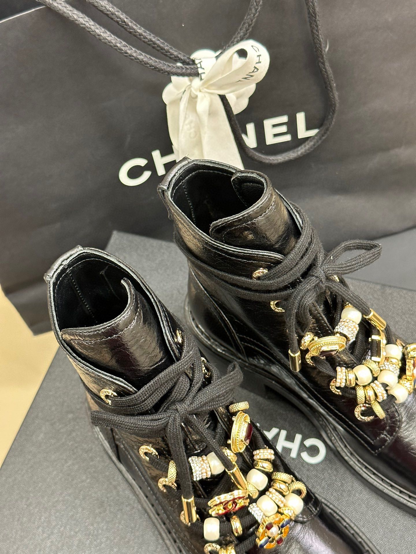 代购版chanel24ane我arrival小香24秋冬机车靴新品小牛油蜡品鞋面质感特别好！羊皮内里意大