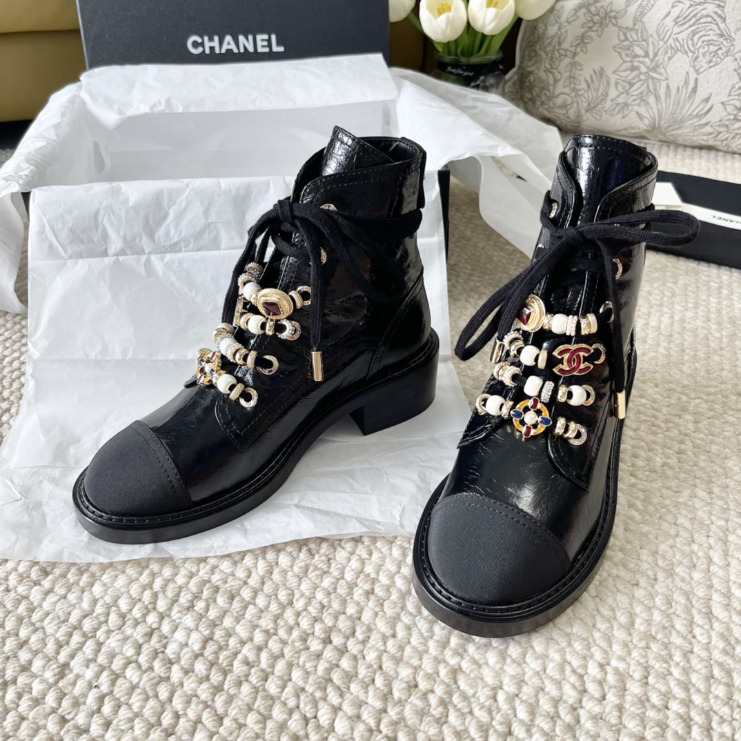 代购版chanel24ane我arrival小香24秋冬机车靴新品小牛油蜡品鞋面质感特别好！羊皮内里意大