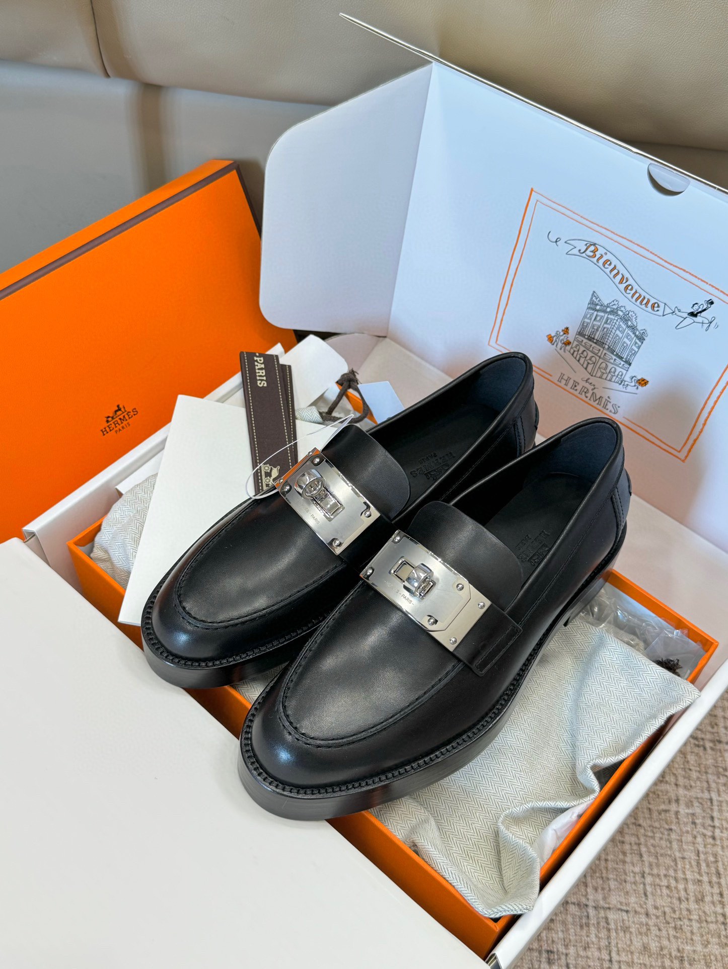 NO:260984,Purchase version Aircraft box 10 herme…s 24 models H home kelly button loafers. Good shoe shape, super thin legs. Silver fasteners are very textured and super high-end calfskin material inside and outside, sole cowhide. Correct size: 35-39 customized 40.41, loafers, hermes, loafers, cowhide19860909代购版 飞机盒10 herme…s 24款 H家大kelly扣乐福鞋 鞋型好,超显腿细 银色扣件很有质感,超高级的 里外小牛皮材质,鞋底牛皮组合底 正码:35-39订做40.41,乐福鞋,hermes,loafers,cowhide,Women's Shoes