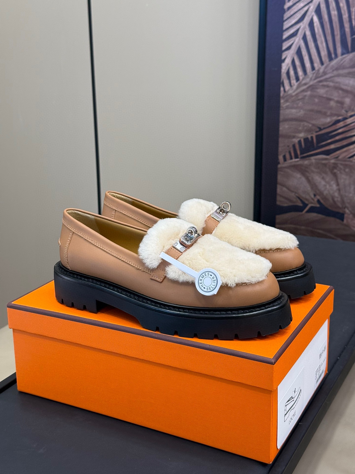 NO:260980,Purchase version of herme…s fw24 new arrivala~ H home 24 autumn and winter lcone series kelly button wool loafers. It has a good autumn and winter atmosphere, exquisite kelly embellishment, high-end and beautiful!  The sole has a certain thickness and the height-enhancing effect is also good. Calfskin upper, cowhide rubber sole size 35-41, loafers, hermes, loafers, cowhide19860909代购版 herme…s fw24 new arriva～ H家24秋冬lcone系列 kelly扣羊毛乐福鞋 好秋冬氛围感呀,精致kelly点缀,高级好看！ 鞋底有一定厚度,增高效果也不错 小牛皮鞋面,牛皮橡胶底片组合鞋底 size 35-41,乐福鞋,hermes,loafers,cowhide,Women's Shoes