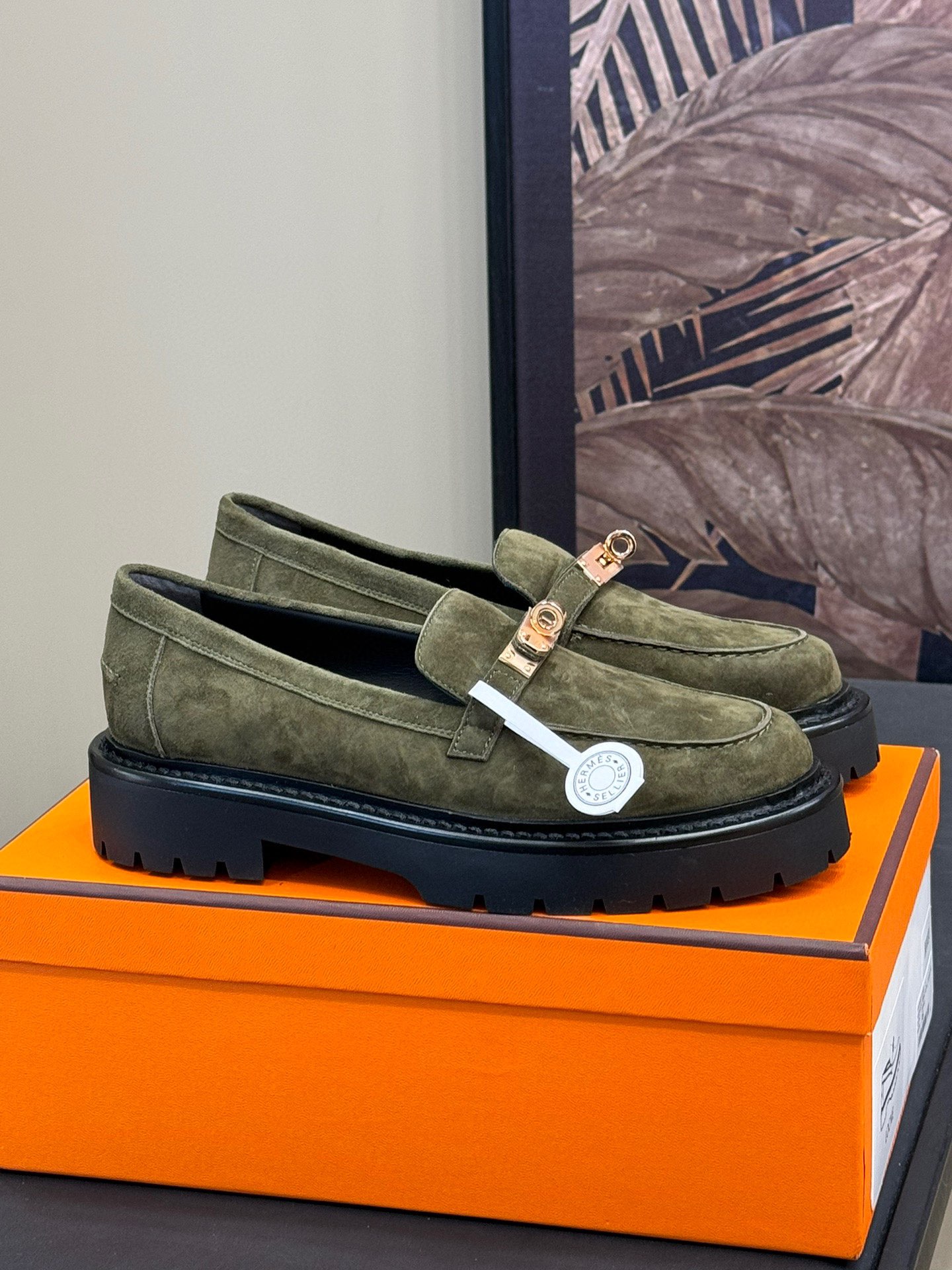 NO:260982,Purchase version Hermès new product Kelly buckle thick-soled loafers with height increase of about 4cm, thick-soled H-style, too high-profile, Kelly new low-key and high-end, sisters who like loafers close their eyes and can wear styles for many years. Upper calfskin, original molded sole size 35-41, loafers, hermes, hermes, loafers, cowhide19860909代购版 Hermès 爱马仕新品 Kelly扣厚底增高乐福鞋 增高4CM左右, 厚底H款,太高调,Kelly 新款低调高级,喜欢乐福鞋的姐妹闭眼冲,可以穿很多年的款式 鞋面小牛皮,原版开模鞋底 size 35-41,乐福鞋,hermes,hermes,loafers,cowhide,Women's Shoes