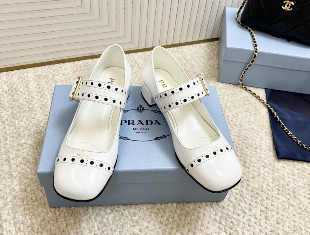 Unsurpassed Quality
 Prada Single Layer Shoes Cowhide Genuine Leather Fall/Winter Collection