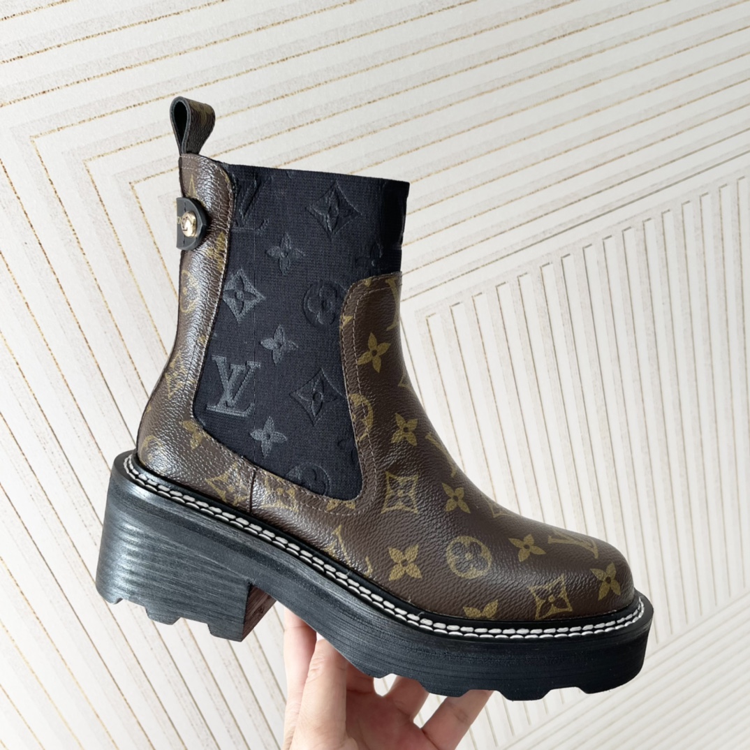 NO:545903,Louis Vuttio*SS24 autumn and winter new L donkey brand Chelsea short boots smoke pipe dark flower elastic cloth boots upper beaded cowhide inner imported sheepskin lining, original sole outsole size 35-39 (34.40.41 custom made without return or replacement), boots, louis vuitton, louis vuitton, boots, cowhide, sheepskin19860909Louis Vuttio*SS24秋冬新款L驴牌 切尔西短靴 烟管暗花弹力布靴子 鞋面开边珠牛皮 内里进口羊皮里 大底原版大底 码数35-39（34.40.41定做不退不换）,靴子,louis vuitton,louis vuitton,boots,cowhide,sheepskin,Women's Shoes