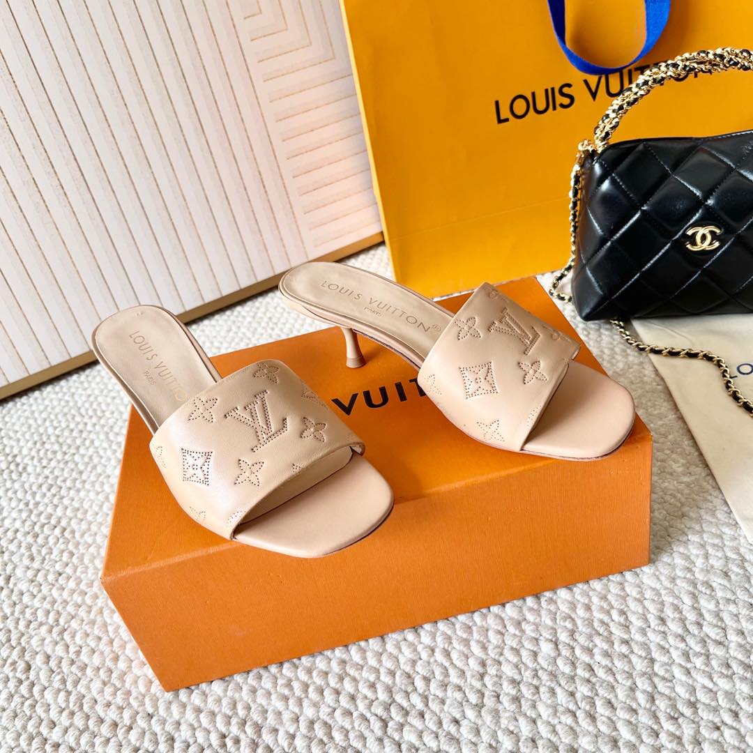 NO:164076,LV donkey brand 25 years early spring new product Laser embossed kitten heel sandals, single-line flat women's slippers Cowhide/real leather sole Heel height: 5.5cm Flat sole Correct size: 35-39 Custom made 40.41.42 No return or exchange, slippers, louis vuitton, louis vuitton, slippers, cowhide19860909LV驴牌25年早春新品 激光浮雕小猫跟凉拖鞋,一字平底女拖鞋 牛皮面/真皮底 跟高:5.5cm 平底 正码:35-39订做40.41.42不退换,拖鞋,louis vuitton,louis vuitton,slippers,cowhide,Women's Shoes