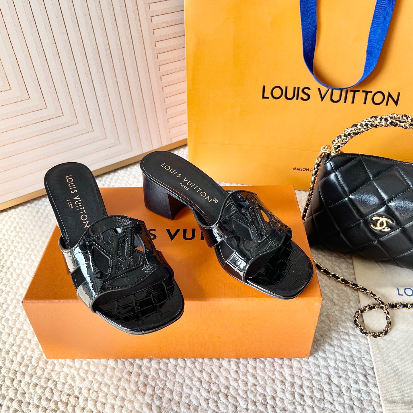 NO:164079,L Louis new summer lsola sandals, holiday style hollowed-out sandals, cowhide surface   genuine leather sole: 35-39 customized 40.41.42, slippers, louis vuitton, louis vuitton, slippers, cowhide19860909L驴家夏季新款 lsola凉拖鞋 度假风镂空标凉拖鞋 牛皮面 真皮底 真皮底:35-39订做40.41.42,拖鞋,louis vuitton,louis vuitton,slippers,cowhide,Women's Shoes