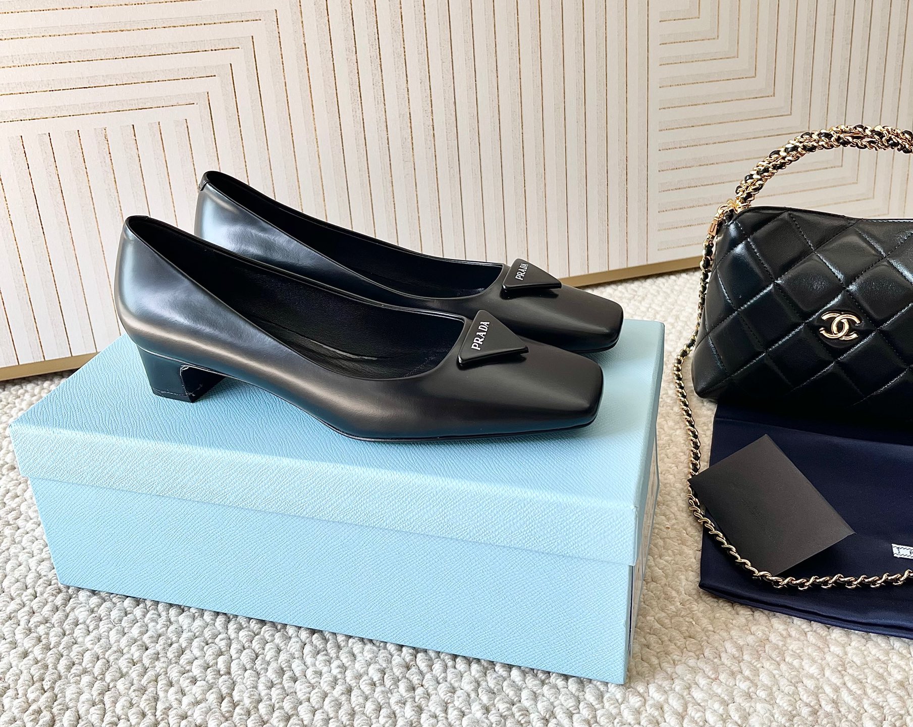 NO:167486,Purchase version Prada 25-year new style square toe short heel single shoes/holstered sandals Upper: cow patent leather/open-edge beaded cowhide black Outsole: genuine leather sole Correct size: 35-39 Custom made 34.40.41, sandal single shoes, prada, prada, sandals, cowhide19860909代购版 Prada普拉达25年新款 方头小矮跟单鞋/中空凉鞋 鞋面:牛漆皮/开边珠牛皮黑 大底:真皮底 正码:35-39订做34.40.41,凉鞋单鞋,prada,prada,sandals,cowhide,Women's Shoes