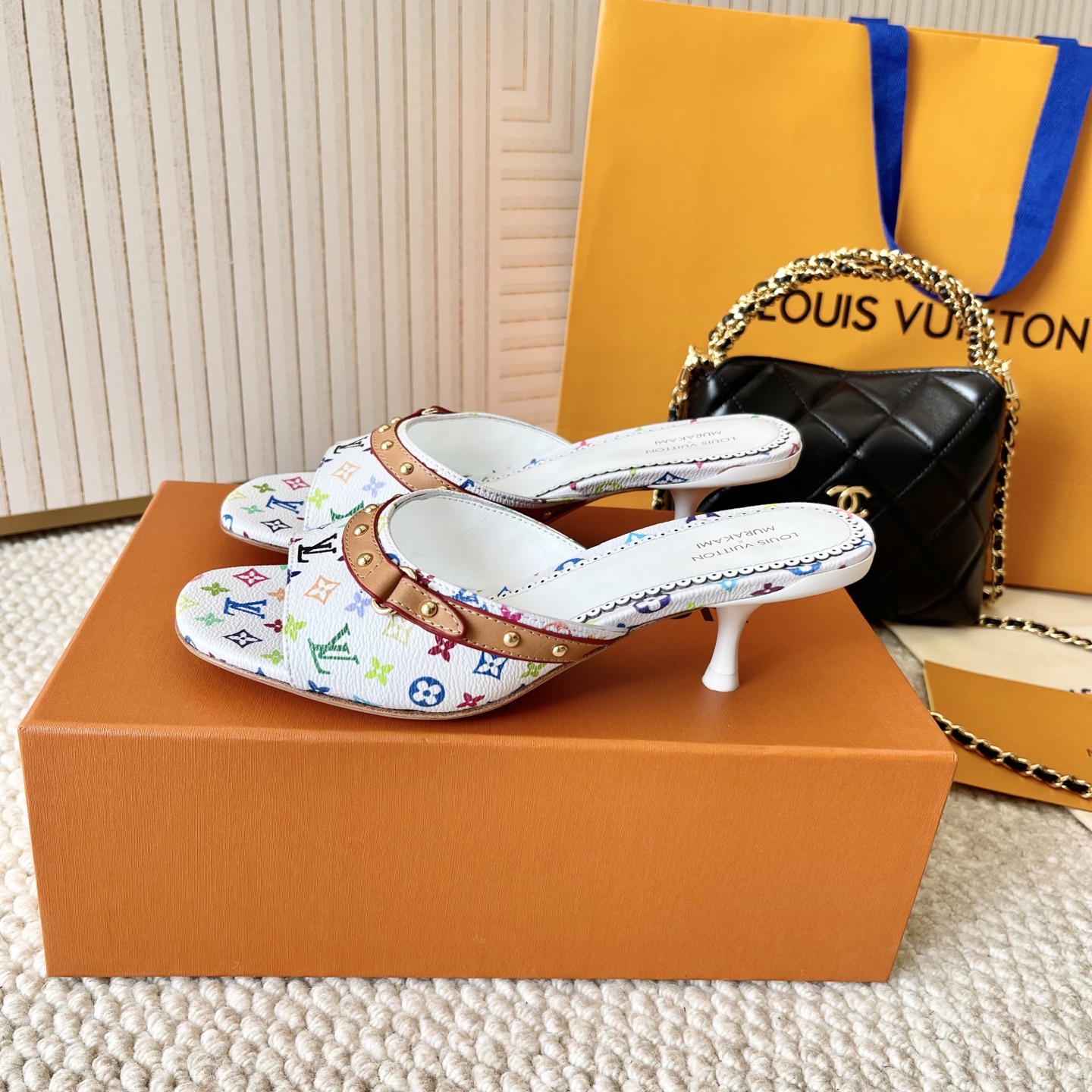 NO:164088,LOUI* VUITTO* | L donkey brand new model Murakami Takashi three-color joint series, kitten heel sandals, bow flat slippers, comfort must be absolutely!  Sheepskin face/real leather sole Heel height: 5.5cm Flat sole Size 34-41 (34 40 41 Customized non-return and exchange), slippers, louis vuitton, louis vuitton, slippers, sheepskin19860909LOUI* VUITTO* | L驴牌新款 村上隆白三彩联名系列 小猫跟凉拖鞋 蝴蝶结平底拖鞋 舒适度那必须是绝对滴！ 羊皮面/真皮底 跟高:5.5cm 平底 码数 34-41（34 40 41 定制不退换）,拖鞋,louis vuitton,louis vuitton,slippers,sheepskin,Women's Shoes