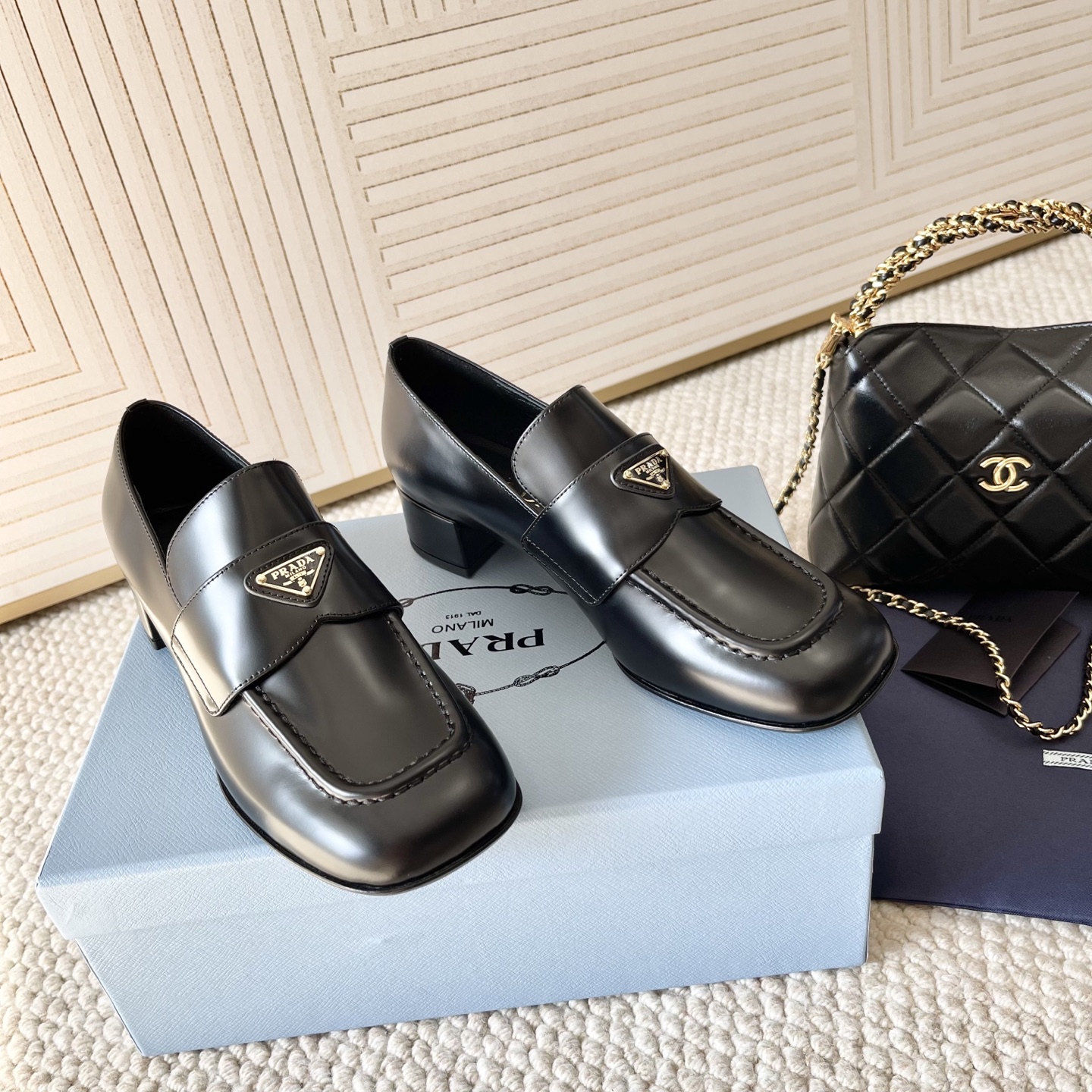NO:239027,Purchase version Prada 25-year new style square toe thick heel small leather shoes Low heel loafers Upper: open-edge beaded cowhide/original outsole Correct size: 35-39 Custom made 40.41, loafers, prada, prada, loafers, cowhide19860909代购版 Prada普拉达25年新款 方头粗跟小皮鞋 低跟乐福鞋 鞋面:开边珠牛皮/原版大底 正码:35-39订做40.41,乐福鞋,prada,prada,loafers,cowhide,Women's Shoes