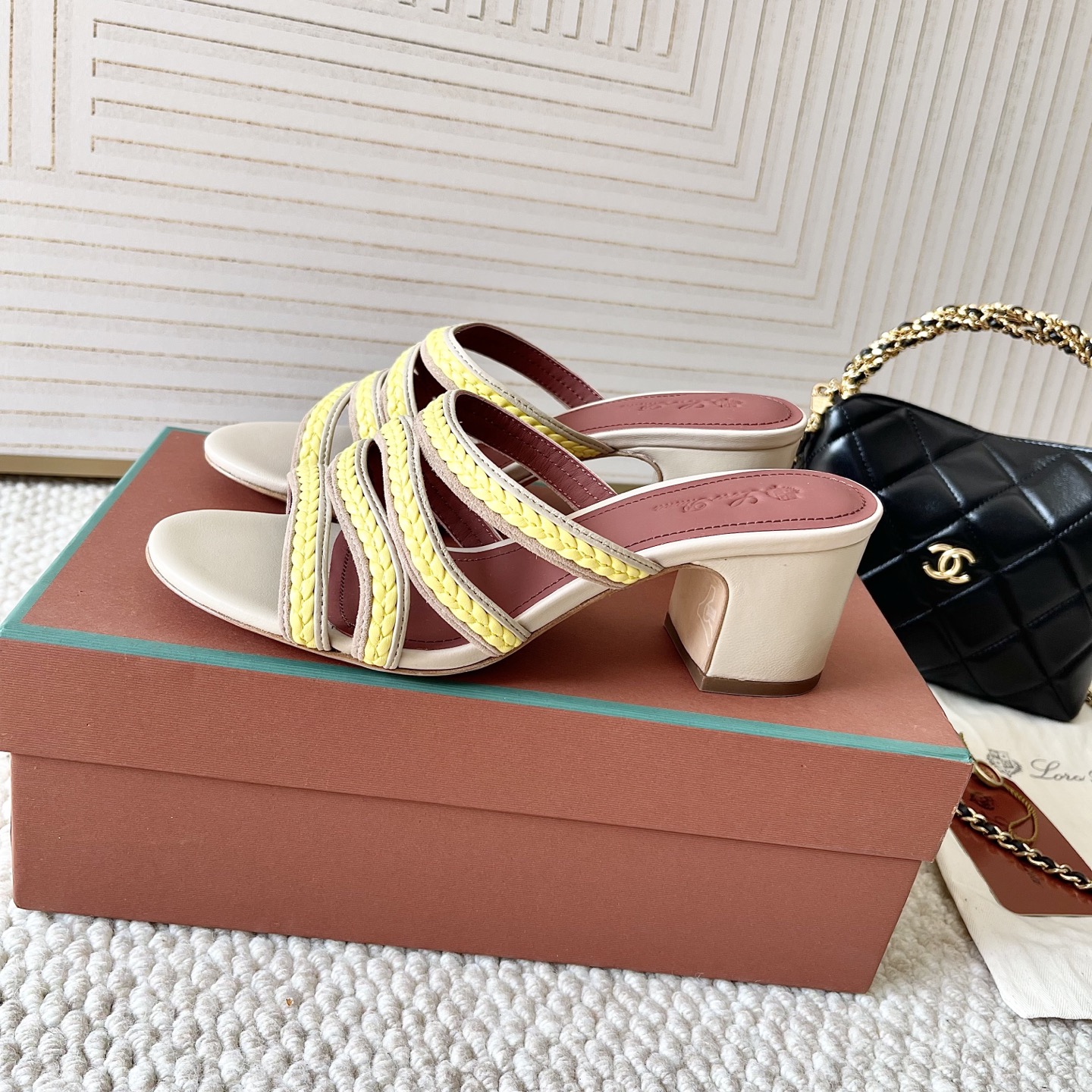 NO:164069,Flat-sole shuffle high heel shuffle flat sandals Purchase grade [Loro Piana] LP Sprightly Charms series Twill woven sandals/Roman sandals Material original cowhide, cowhide inner and footbed Imported leather outsole Size 35-42 (35/41/42 Custom made without return or exchange), slippers, loro pigana, loro pigana, sandals, slippers, cowhide, Leather soles19860909平底拖 高跟拖 平底凉鞋 代购级【Loro Piana】LP Sprightly Charms系列 麻花编织凉拖鞋/罗马凉鞋 材质面料原版牛皮,牛皮内里及垫脚 进口真皮大底 码数35-42（35/41/42定做不退换）,拖鞋,loro piana,loro piana,sandals,slippers,cowhide,Leather soles,Women's Shoes