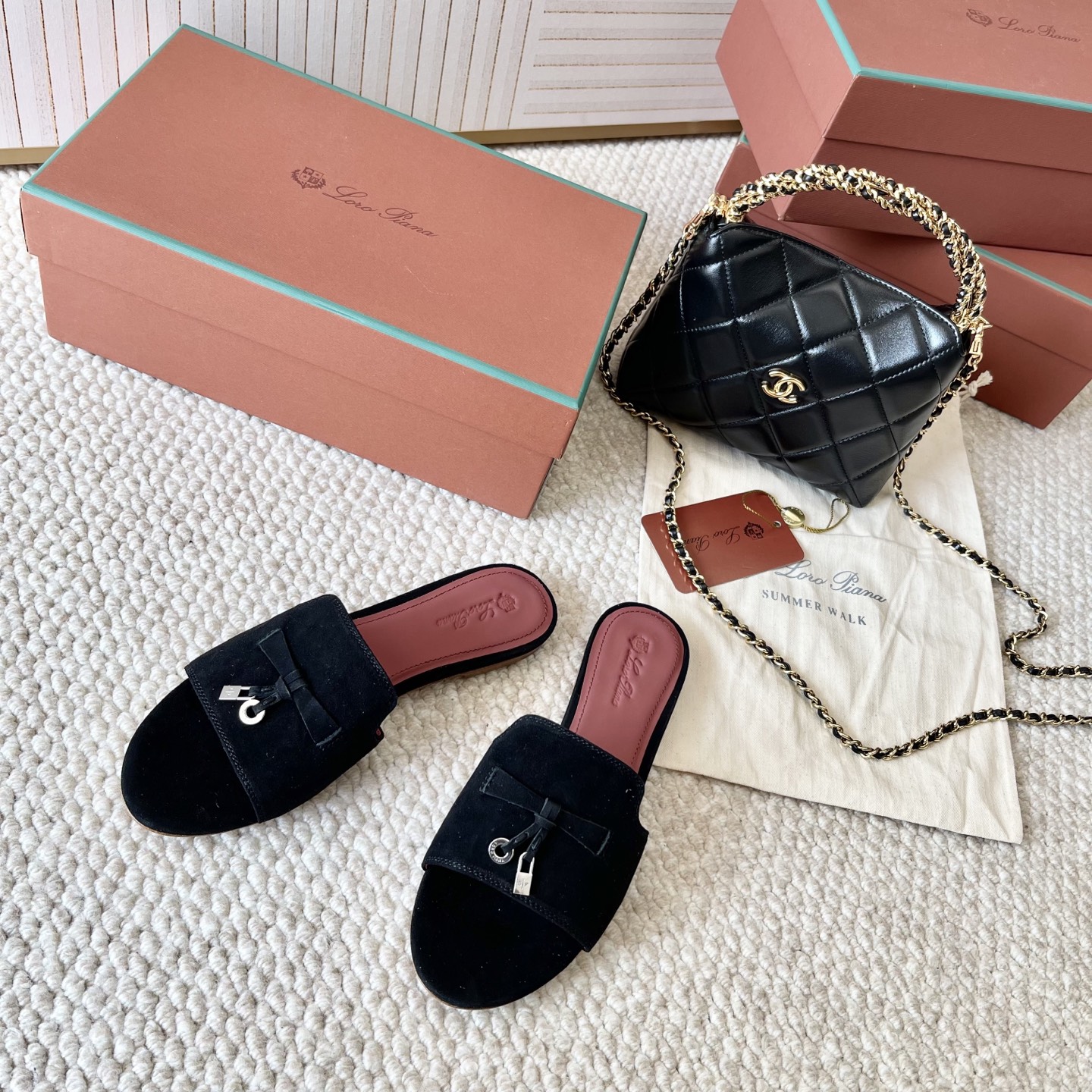 NO:164071,Flat sole thick heel Purchase grade [Loro piano] Summer Charms Ser LP Women's Sandals Slippers This suede sheepskin sandals are paired with a band of Loro Piana My Charms pendant and decorated with the same color stitching. Exquisite and soft, suitable for urban and holiday dresses. Leather is slightly filled insoles with water-splashing and stain-proof treatment. Light-colored sole is made of leather and decorated with Kummel trim Goat leather suede Inner lambskin/foot-pad imported cowhide Outsole imported genuine leather outsole size 35～42 (35/41/42 custom made without return or exchange), slippers, loro piano, loro piano, sandals, slippers, cowhide, sheepskin, Leather soles19860909平底 粗跟 代购级【Loro piana】Summer Charms Ser LP女士凉鞋拖鞋 这款绒面羊皮革凉鞋搭配饰有Loro Piana My Charms 吊坠的饰带,并饰以同色缝线.精致柔美,适合搭配都市和度假装束. 皮革经防泼水防污处理略微填充的鞋垫 浅色鞋底由皮革制成,并饰以Kummel 色饰边 山羊皮绒面革 内里小羊皮/垫脚进口牛皮 大底进口真皮大底 size35～42（35/41/42定做不退换）,拖鞋,loro piana,loro piana,sandals,slippers,cowhide,sheepskin,Leather soles,Women's Shoes