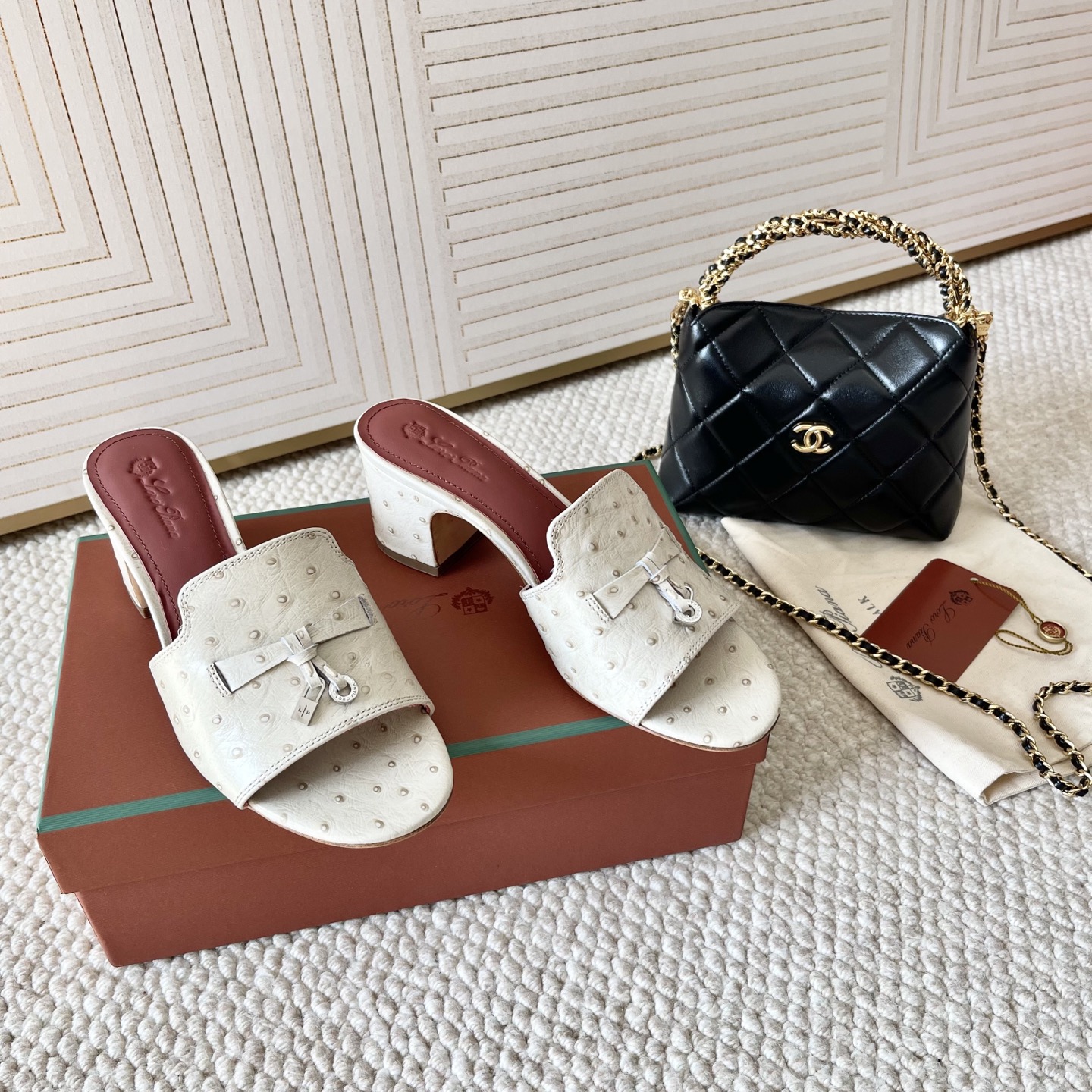 NO:164073,Ostrich pattern Purchase grade [Loro piano] Summer Charms Ser LP Women's Sandals Slippers This suede sheepskin sandals are paired with a band of Loro Piana My Charms pendant and decorated with the same color stitching. It is exquisite and soft, suitable for urban and holiday dressing. Leather is slightly filled insole with water-splashing and stain-proof treatment. Light-colored soles are made of leather and decorated with Kummel-colored trim Goat leather suede Inner lambskin/foot-pad imported cowhide Outsole imported genuine leather soles size35～42 (35/41/42 custom made without return or exchange), slippers, loro piano, loro piano, sandals, slippers, cowhide, sheepskin, Leather soles19860909鸵鸟纹 代购级【Loro piana】Summer Charms Ser LP女士凉鞋拖鞋 这款绒面羊皮革凉鞋搭配饰有Loro Piana My Charms 吊坠的饰带,并饰以同色缝线.精致柔美,适合搭配都市和度假装束. 皮革经防泼水防污处理略微填充的鞋垫 浅色鞋底由皮革制成,并饰以Kummel 色饰边 山羊皮绒面革 内里小羊皮/垫脚进口牛皮 大底进口真皮大底 size35～42（35/41/42定做不退换）,拖鞋,loro piana,loro piana,sandals,slippers,cowhide,sheepskin,Leather soles,Women's Shoes