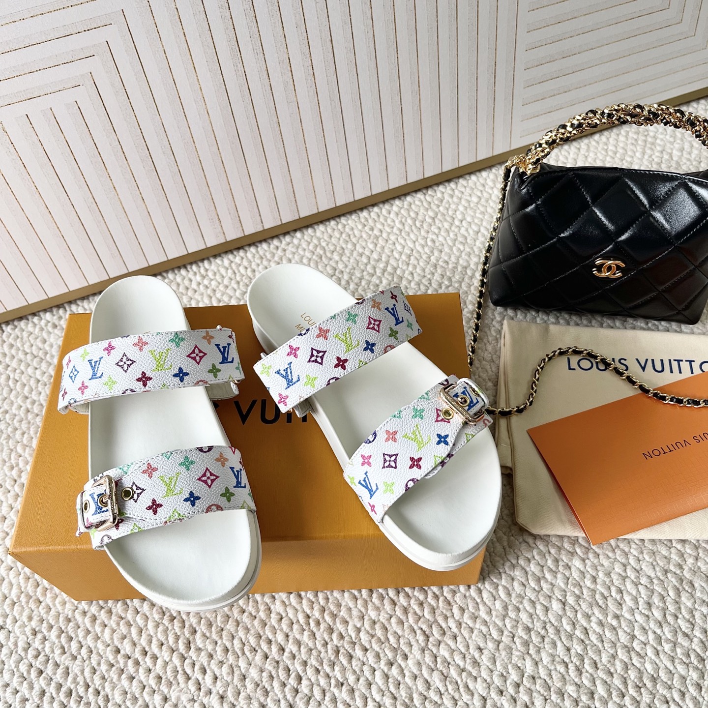 LOUIS VUITTON  трохколерныя шлёпанцы з пражкамi  модныя і камфортныя - топ-версія