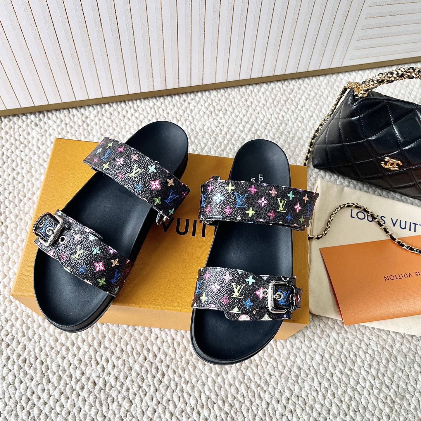 LOUIS VUITTON  Трохколерныя шлёпанцы з пражкамi  модныя і камфортныя - топ-версія