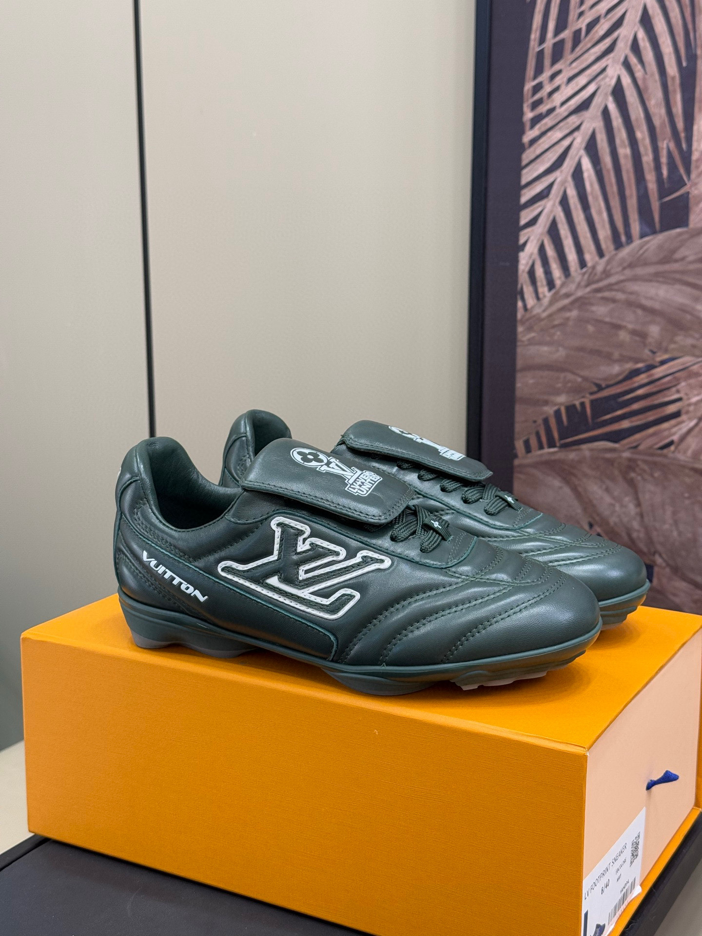 NO:229145,v ss25 couple football shoes This Footprint Soccer sneaker was unveiled at the 2025 Spring and Summer Fashion Show. It is the first sneaker designed by Pharrell Williams with football shoes inspired by football shoes. The shoes are inspired by football sport across generations and culture, echoing the theme of unity and participation of the 2025 Spring and Summer Fashion Show. The shoes are known for their smooth design, with dynamic IV Initials logos on the sides, and the tongue is embellished with Lvers United badges inspired by the football team, and the sole of the footprint rubber sole is decorated with a variety of Louis Vuitton logos. Couples size 35-45, casual shoes/sports shoes, louis vuitton, louis vuitton, versace, sneakers19860909v ss25 情侣款足球鞋 这款 Footprint Soccer 运动鞋于2025春夏系列时装展中亮相,是Pharrell Williams 首次以足球鞋为灵感设计的运动鞋.鞋款的灵感来自跨越世代和文化的足球运动,呼应 2025春夏系列时装展团结一致、全民参与的主题.鞋款以流丽的设计著称,侧面以富动感的IV Initials标志点 缀,鞋舌缀有灵感来自足球队伍的 Lvers United徽章,而脚掌纹橡胶鞋底饰有多款路易威登标志. 情侣 size 35-45,休闲鞋/运动鞋,louis vuitton,louis vuitton,versace,sneakers,Women's Shoes