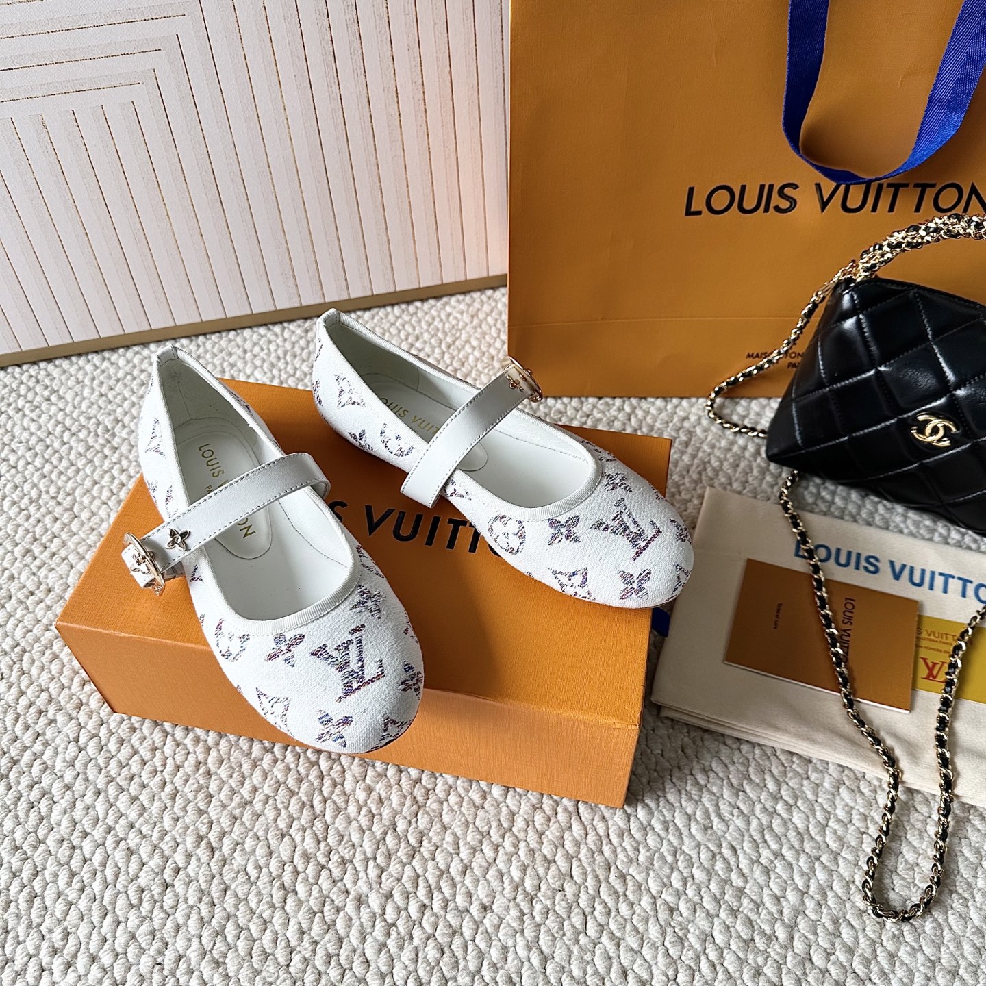 NO:231496,L Donkey Romy's new Mary Jane Ballet Flat Shoes This Romy flat ballet shoes combines soft sheepskin upper and leather outsole to create a light and comfortable wearing experience. Round toe and slim lacquered leather straps highlight the classic style, and LV Twist decoration injects attention. Imported leather outsole. Size 35-39 (customized for 34, 40, 41), ballet shoes, louis vuitton, louis vuitton, louis vuitton, mary jane, sheepskin, Leather soles19860909L驴家Romy新款玛丽珍芭蕾舞平底单鞋 本款 Romy 平底芭蕾鞋融合柔软羊皮革鞋面和皮革外底,营造轻盈舒适的穿着体验.圆润鞋头和纤细漆面皮革饰带彰显经典风范,LV Twist 装饰注入瞩目光彩.进口真皮大底 正码:size35-39（34、40、41定做）,芭蕾舞鞋,louis vuitton,louis vuitton,louis vuitton,mary jane,sheepskin,Leather soles,Women's Shoes