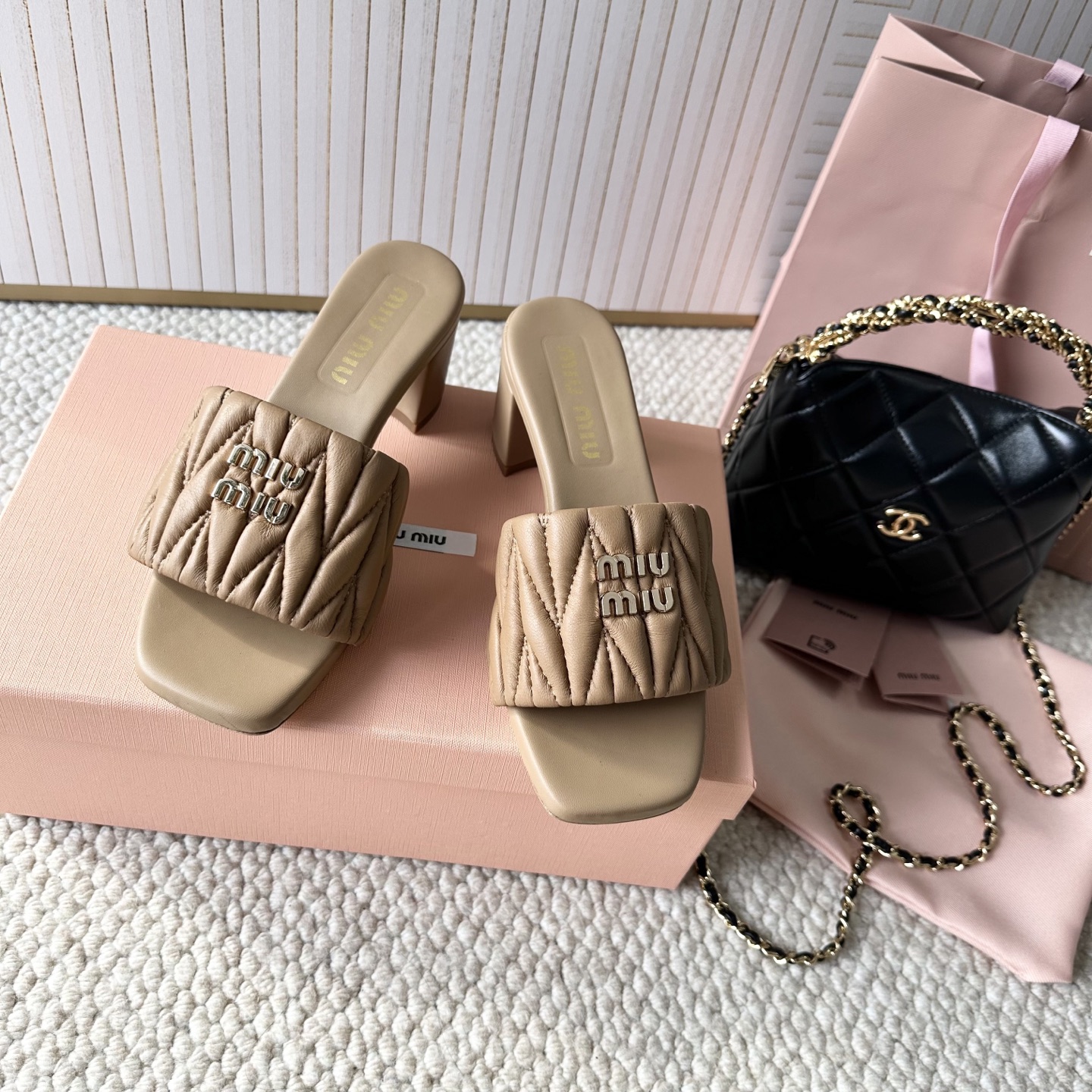NO:886220,miumiu 25 spring and summer new products miu home pleated sheepskin thick heel sandals genuine leather soles regular size: 35-39 custom-made 40.41.42, slippers, miumiu, slippers, sheepskin19860909miumiu缪缪25年春夏新品 miu家 百褶羊皮粗跟凉拖鞋 真皮底 正码:35-39订做40.41.42,拖鞋,miumiu,slippers,sheepskin,Women's Shoes