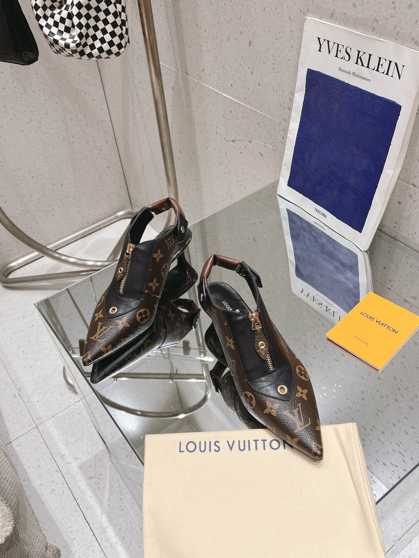 LOUIS VUITTON Escarpins Élégance Minimaliste - Version Premium
