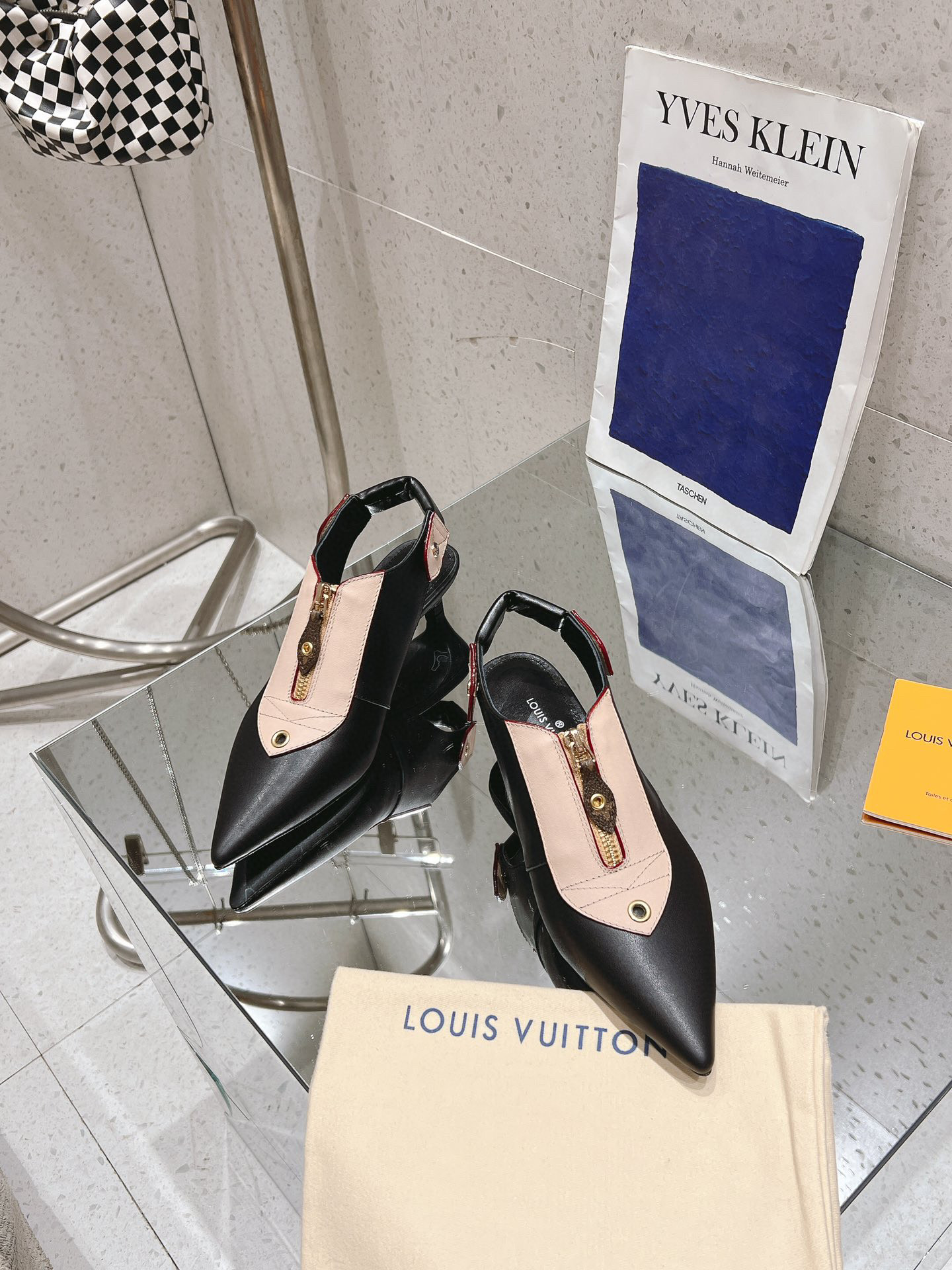 LOUIS VUITTON Escarpins Élégance Minimaliste - Version Premium