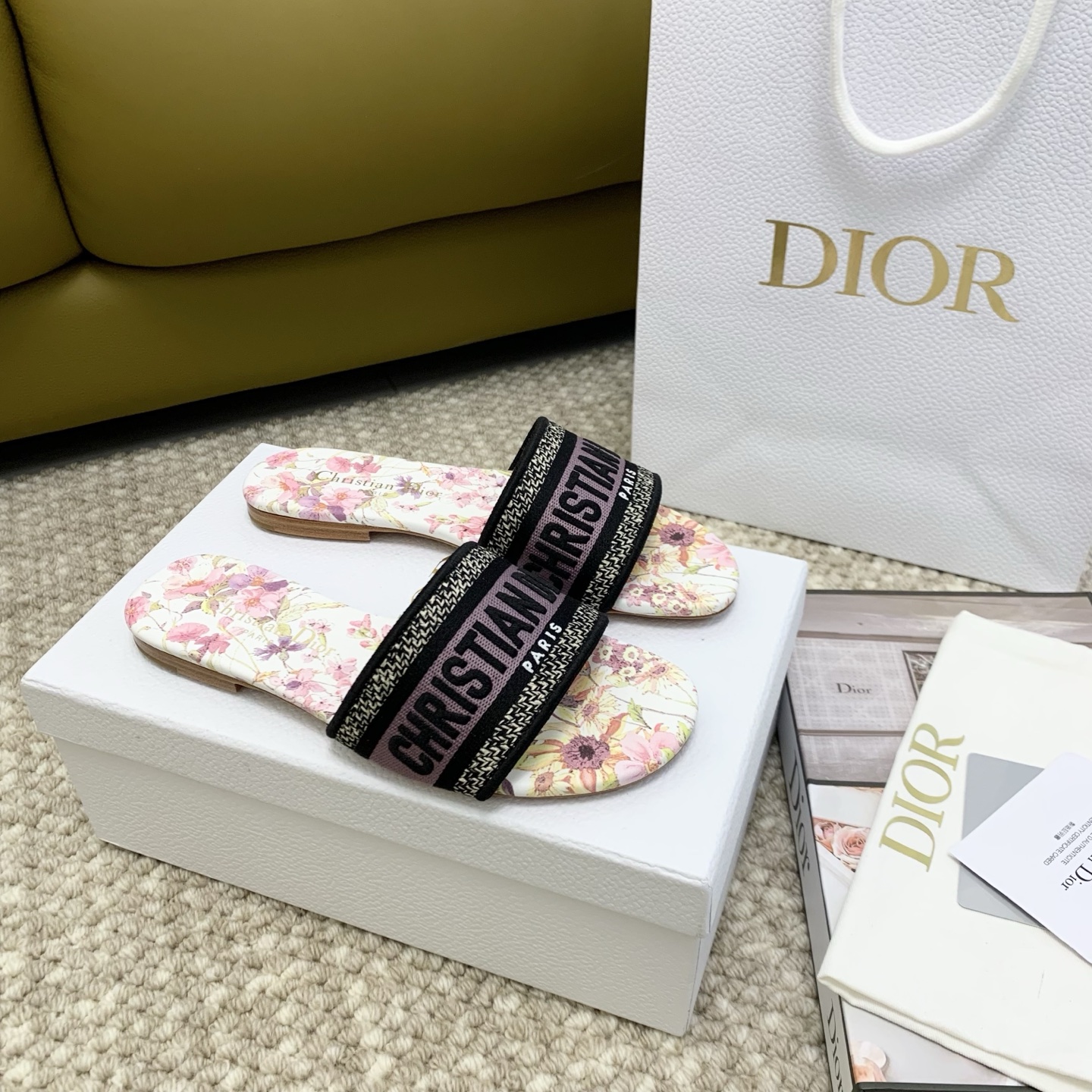 NO:414516,Flat-soled Dio*CD Dijia's popular spring and summer embroidered round-heeled sandals series, thick-heeled sandals, and a lot of comfort!  The three-dimensional logo letter embroidery elements make it look a bit exotic. It is invincible and fashionable, and you can wear it and go shopping!  This is an essential item in spring and summer!  Exquisite silk embroidered face, sheepskin tiptoe, imported Italian leather outsole nailed on lucky star metal buckle. Size 35-39 customized 40.41.42, slippers, dior, dior, sandals, slippers, sheepskin, real silk, Leather soles19860909平底 Dio*CD迪家春夏季火爆款刺绣圆跟凉拖鞋系列 粗跟凉鞋 舒适感爆棚！立体Logo字母刺绣的元素,更加显得有点异域风情的味道.上脚无敌洋气,可以穿着逛街暴走！这是春夏必不可少的单品！ 精致的真丝刺绣面,羊皮踮脚,进口意大利真皮大底钉上幸运星金属扣 码数35-39订做40.41.42,拖鞋,dior,dior,sandals,slippers,sheepskin,real silk,Leather soles,Women's Shoes