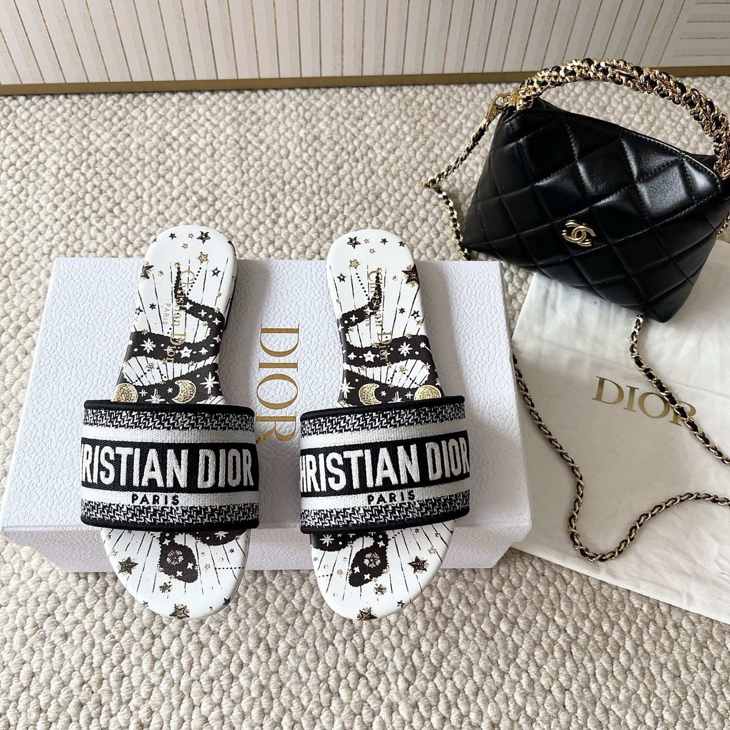 NO:414525,Flat-soled Dior CD 2025 summer new model electric embroidered sandals series are in new colors. Flat-soled/thick-heeled sandals are full of comfort!  The three-dimensional logo letter embroidery elements make it look a bit exotic. It is invincible and fashionable, and you can wear it and go shopping!  This is an essential item in spring and summer!  Exquisite silk embroidered face, sheepskin tiptoe, imported Italian leather outsole nailed on lucky star metal buckle. Size 35-39 customized 34.40.41.42, slippers, dior, dior, slippers, sheepskin, real silk, Leather soles19860909平底 Dior 迪奥 CD 2025夏季新款 电绣凉拖鞋系列又出新色啦 平底/粗跟凉拖鞋 舒适感爆棚！立体Logo字母刺绣的元素,更加显得有点异域风情的味道.上脚无敌洋气,可以穿着逛街暴走！这是春夏必不可少的单品！ 精致的真丝刺绣面,羊皮踮脚,进口意大利真皮大底钉上幸运星金属扣 码数35-39订做34.40.41.42,拖鞋,dior,dior,slippers,sheepskin,real silk,Leather soles,Women's Shoes