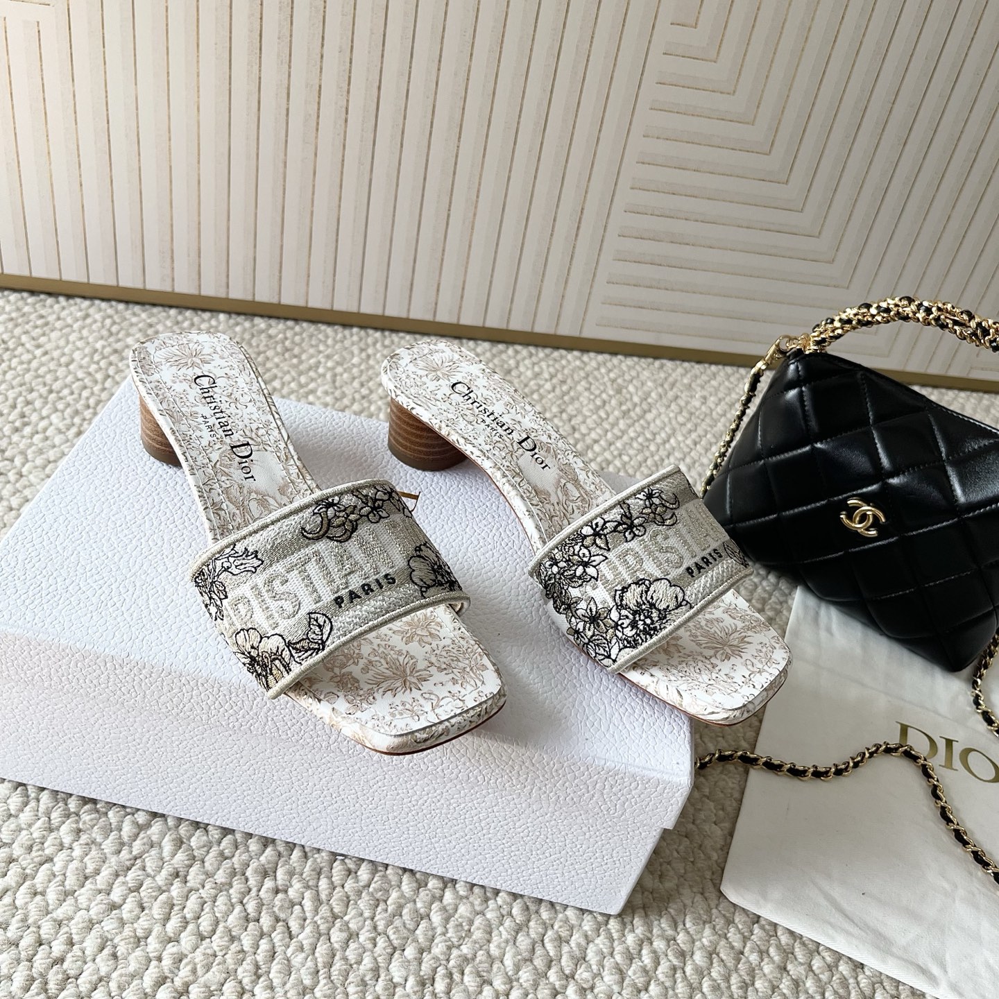 NO:414532,Flat-soled high-heeled 220 Dior CD 2025 summer new model electric embroidered sandals series are in new colors. Flat-soled/thick-heeled sandals are full of comfort!  The three-dimensional logo letter embroidery elements make it look a bit exotic. It is invincible and fashionable, and you can wear it and go shopping!  This is an essential item in spring and summer!  Exquisite silk embroidered face, sheepskin tiptoe, imported Italian leather outsole nailed on lucky star metal buckle. Size 35-39 customized 34.40.41.42, slippers, dior, dior, slippers, sheepskin, real silk, Leather soles19860909平底 高跟220 Dior 迪奥 CD 2025夏季新款 电绣凉拖鞋系列又出新色啦 平底/粗跟凉拖鞋 舒适感爆棚！立体Logo字母刺绣的元素,更加显得有点异域风情的味道.上脚无敌洋气,可以穿着逛街暴走！这是春夏必不可少的单品！ 精致的真丝刺绣面,羊皮踮脚,进口意大利真皮大底钉上幸运星金属扣 码数35-39订做34.40.41.42,拖鞋,dior,dior,slippers,sheepskin,real silk,Leather soles,Women's Shoes