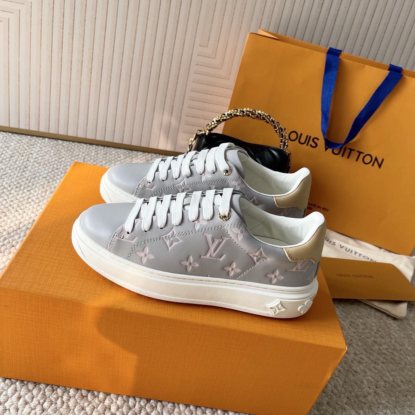 NO:414544,Purchase version LV Donkey Ss25 years, new spring and summer style Time out series Imprinted letter white shoes Casual board shoes Monogram floral sports board shoes Original calfskin material, original tpu sole size 35-41, casual shoes/sports shoes, louis vuitton, louis vuitton, louis vuitton, louis vuitton, sneakers, cowhide19860909代购版 LV 驴家ss25年,春夏新款 Time out 系列 压印字母小白鞋 休闲板鞋 Monogram花卉运动板鞋 原版小牛皮材质,原版tpu鞋底 size 35-41,休闲鞋/运动鞋,louis vuitton,louis vuitton,louis vuitton,sneakers,cowhide,Women's Shoes