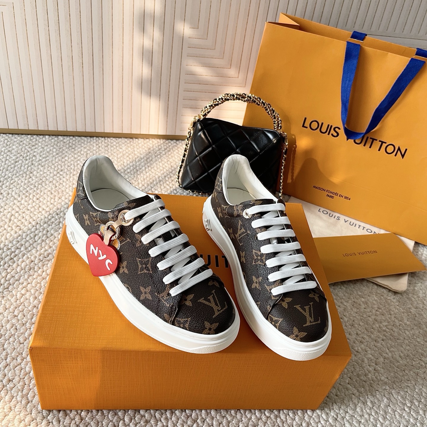 NO:414491,LV Donkey Ss23 Time out Series Imprinted letters white shoes Board shoes Monogram floral sneakers Mascot Vivienne Decoration hanging on the dazzling inscription circle ring, color-blocked cowhide outlines the heel edge Color jump, rooster, good height-enhancing effect Original calfskin material, original tpu sole size 35-41, casual shoes/sports shoes, louis vuitton, louis vuitton, louis vuitton, louis vuitton, sneakers, cowhide19860909LV 驴家ss23 Time out 系列 压印字母小白鞋 板鞋 Monogram花卉运动鞋 吉祥物Vivienne 装饰悬挂于耀目铭文圈环之上,拼色牛皮勾勒后跟边缘 色彩跳跃,吼吼看哦,增高效果不错 原版小牛皮材质,原版tpu鞋底 size 35-41,休闲鞋/运动鞋,louis vuitton,louis vuitton,louis vuitton,sneakers,cowhide,Women's Shoes