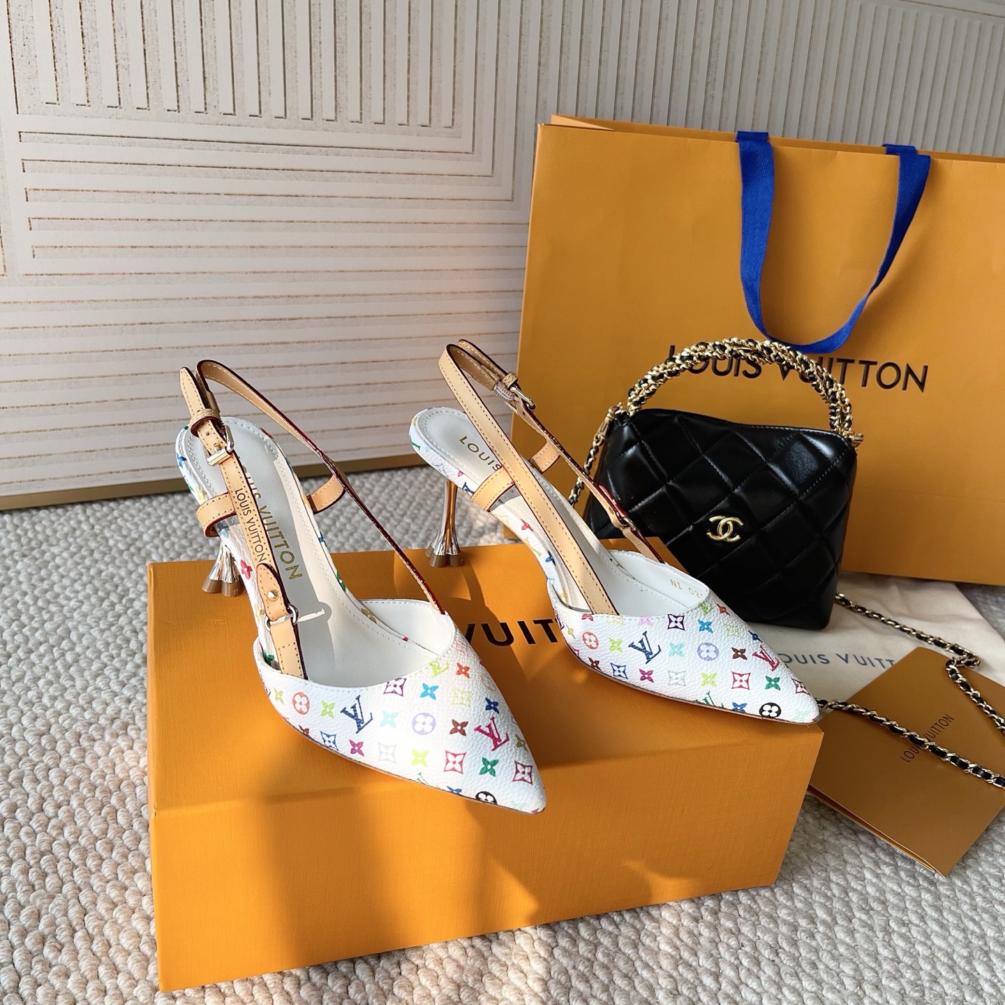 NO:256326,Louis Vuttio*SS25 new L donkey brand Murakami Takashi's three-color rear high heels, four-leaf clover painted heels empty high heels sandals/single shoes, imported custom fabrics on the upper, imported sheepskin lining, outsole leather outsole heel height 7.5cm 5.5cm Size 35-39 (34.40.41 custom made without return or replacement), high heels, louis vuitton, louis vuitton, sandals, high heels, sheepskin, Leather soles19860909Louis Vuttio*SS25新款L驴牌 村上隆三彩后空高跟鞋 四叶草烤漆跟后空高跟凉鞋/单鞋 鞋面进口定制面料 内里进口羊皮里 大底真皮大底 跟高7.5cm 5.5cm 码数35-39（34.40.41定做不退不换）,高跟鞋,louis vuitton,louis vuitton,sandals,high heels,sheepskin,Leather soles,Women's Shoes