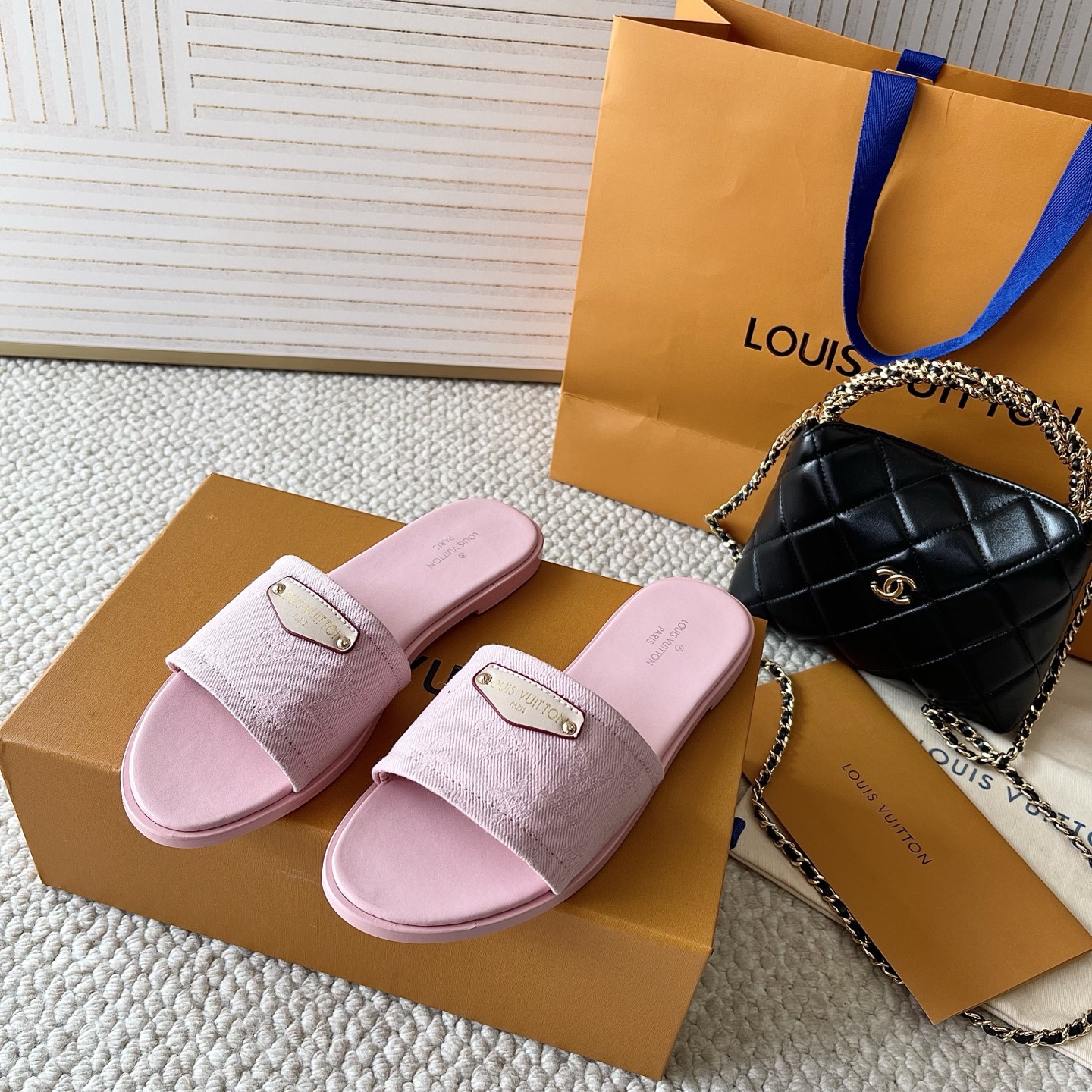 NO:259830,LOUI* VUITTO* | L Donkey Brand New 2025 LILY Series Denning Denim Flat Sandals Lily Flat Sandals are built with the iconic Monogran denim fabric. They incorporate Louis logo embossed leather labels and dazzling studs for the wide upper, which is similar to the leather goods series Sandals Genuine Leather Sole Size 34-41 (34 40 41 Customized No Returns and Exchanges), Slippers, louis vuitton, louis vuitton, louis vuitton, sandals, slippers19860909LOUI* VUITTO* | L驴牌2025年新款 LILY系列丹宁牛仔平底凉拖鞋 Lily平底凉拖以标志性 Monogran丹宁布构建闲雅设计,为宽幅鞋面融入路易标识压纹皮革标签和耀目饰钉,与皮具系列异曲同工 凉鞋 真皮底 码数 34-41（34 40 41定制不退换）,拖鞋,louis vuitton,louis vuitton,louis vuitton,sandals,slippers,Women's Shoes