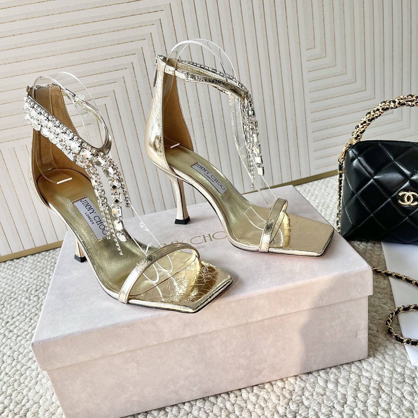 NO:259856,Jimmy Choo JC25 new crystal diamond tassel chain high heel sandals are decorated with layered crystals at the ankles, which is a dazzling retro metallic leather sandal. This style uses a square toe and carved heel design. It mainly provides a delicate and easy to satisfy the noble and elegant atmosphere of blingbling. It is shiny and does not show vulgarity. The shoe shape is very modified. The smooth lines of the foot show the high-end feeling. The foot is exquisite and age-reducing~~ ~ Imported cowhide, inner sheepskin footbed, outsole, genuine leather outsole, heel height 9.5CM size 34-41 (34/40/41 size custom made without return or replacement), high heels, jimmy choo, sandals, high heels, cowhide, sheepskin, Leather soles19860909Jimmy Choo 周仰杰 JC25新款水晶钻流苏链高跟凉鞋 在脚踝处饰有层叠水晶,是一款光彩夺目的复古金属感皮革凉鞋.该款式采用方形鞋头和雕花鞋跟设计 主打一个精致轻松满足 blingbling迎面扑来高贵典雅的气息,闪亮不显庸俗鞋型非常修饰脚型流畅线条尽显高级感上脚精致又减龄～～ ～ 鞋面进口牛皮 内里羊皮垫脚 大底真皮大底 跟高9.5CM 码数34-41（34/40/41码定做不退不换）,高跟鞋,jimmy choo,sandals,high heels,cowhide,sheepskin,Leather soles,Women's Shoes