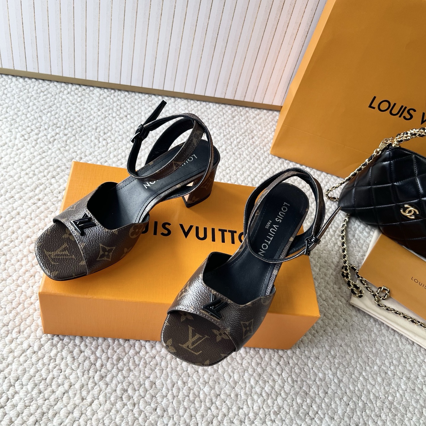 NO:248151,LOUI* VUITTO* | L Donkey Brand New 2025 Painted Button Heel Sandals Material: Beef patent leather/real leather sole Heel height: 5.5cm (3.5cm 9cm later) Size 34-41 (34 40 41 42 Customized non-return), sandals, louis vuitton, louis vuitton, sandals19860909LOUI* VUITTO* | L驴牌2025年新款 烤漆扣粗跟凉鞋 材料:牛漆皮/真皮底 跟高:5.5cm (后期出3.5cm 9cm) 码数 34-41（34 40 41 42 定制不退换）,凉鞋,louis vuitton,louis vuitton,sandals,Women's Shoes