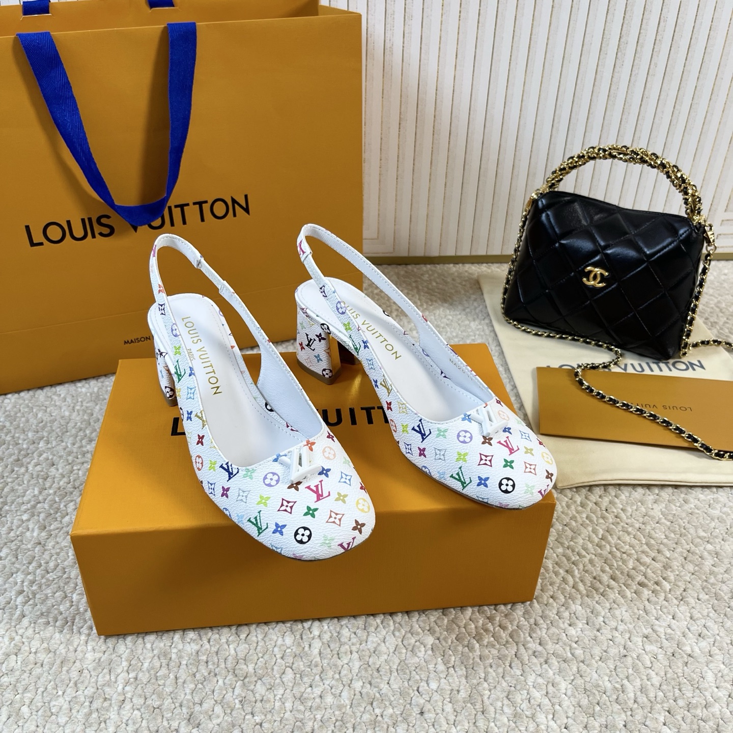 NO:248178,The back empty shoes, purchasing version, Louis LV Donkey House - 2025 spring and summer new Swing full series, square toe thick heels, Mary Zhen single shoes, hollow sandals, This Swing high heels make the soft design implicitly reveal a retro atmosphere. The slender buckle laces establish recognition, and the V-shaped hollow square heel and metal texture complement each other. The LV Twist decorative greets the exquisite lock of the handbag adds the finishing touch to the upper. Upper: cowhide/cow patent leather/presbyopia/three-color printing/mirror cowhide Inner: sheepskin inner lining outsole: imported genuine leather outsole, rear empty/sole 5.5cm (single flat sole, 3.5cm·9cm) The correct size 35-39 (34.40.41.42 custom-made without return), sandal single shoes, louis  vuitton, louis vuitton, louis vuitton,stuart weitzman,louis vuitton,sandals,mary jane,high heels,cowhide,sheepskin,Leather soles19860909后空鞋 代购版 Louis LV驴家—2025年春夏新款 Swing 全系列·方头粗跟玛丽珍单鞋 后空凉鞋 本款 Swing 高跟鞋令柔婉设计含蓄流露复古气息.纤细搭扣鞋带树立辨识度,V 形镂空方跟与金属质感内里互为映衬.LV Twist 装饰致意 Twist 手袋的考究锁扣,于鞋面处增添点睛之笔. 鞋面:牛皮/牛漆皮/老花/三彩印花/镜面牛皮 内里:羊皮内里 大底:进口真皮大底 后空/单鞋5.5cm（陆续出平底·3.5cm·9cm） 正码size35-39（34.40.41.42定做不退换）,凉鞋单鞋,louis vuitton,louis vuitton,louis vuitton,stuart weitzman,louis vuitton,sandals,mary jane,high heels,cowhide,sheepskin,Leather soles,Women's Shoes