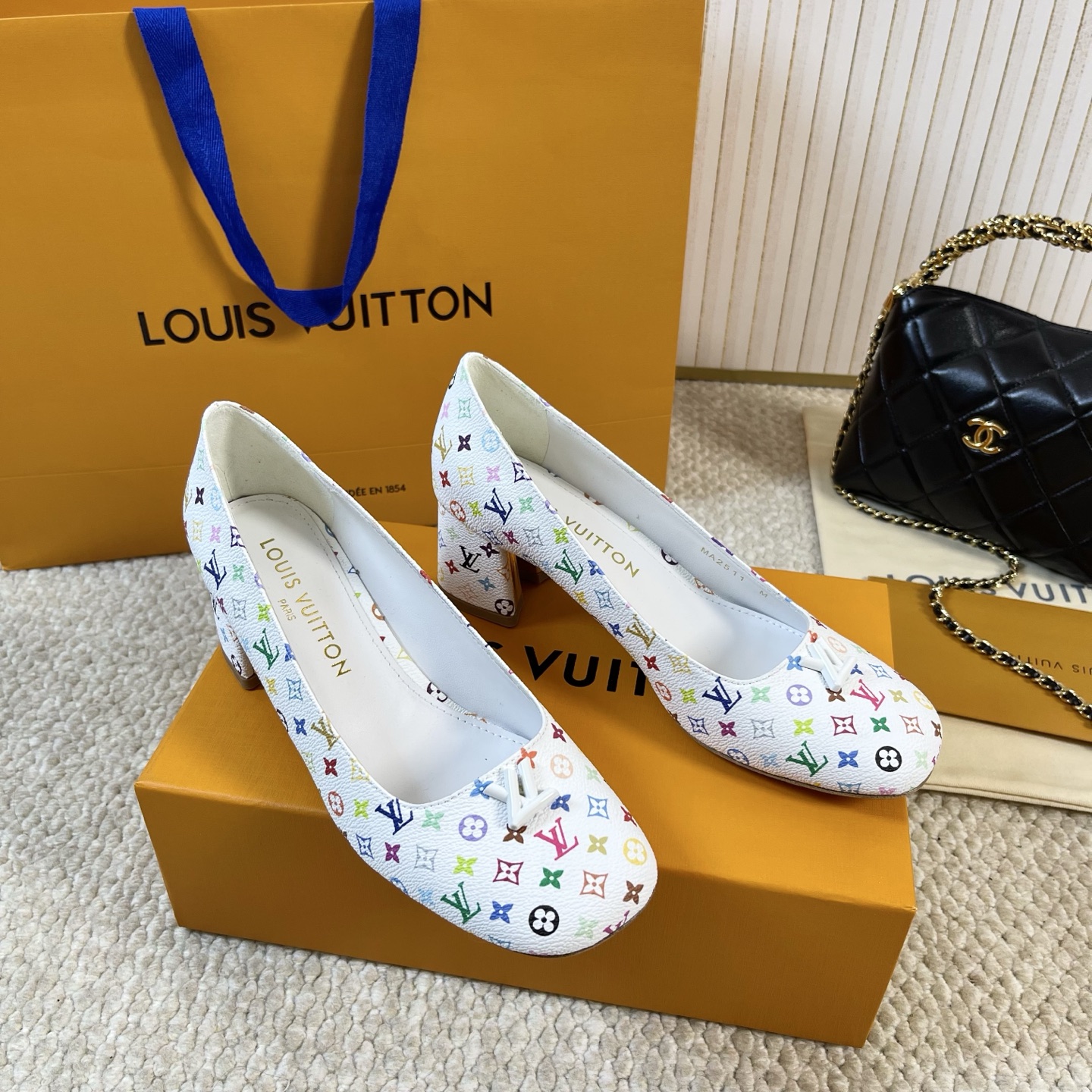 NO:248142,Single Shoes Purchase Version Louis LV Donkey House - 2025 Spring and Summer New Swing Full Series· Square toe thick heel Mary Zhen single shoes, hollow sandals This Swing high heels make the soft design implicitly reveal a retro atmosphere. Slim buckle laces establish recognition, and the V-shaped hollow square heel and metal texture complement each other. LV Twist Decoration and greeting Twist handbag's exquisite locking adds the finishing touch to the upper. Upper: cowhide/cow patent leather/presbyopia/three-color printing/mirror cowhide Inner: sheepskin inner lining outsole: imported genuine leather outsole, rear empty/sole 5.5cm (single flat sole, 3.5cm·9cm) regular size 35-39 (34.40.41.42 custom-made without return), sandal single shoes, louis  vuitton, louis vuitton, louis vuitton,stuart weitzman,louis vuitton,sandals,mary jane,high heels,cowhide,sheepskin,Leather soles19860909单鞋 代购版 Louis LV驴家—2025年春夏新款 Swing 全系列·方头粗跟玛丽珍单鞋 后空凉鞋 本款 Swing 高跟鞋令柔婉设计含蓄流露复古气息.纤细搭扣鞋带树立辨识度,V 形镂空方跟与金属质感内里互为映衬.LV Twist 装饰致意 Twist 手袋的考究锁扣,于鞋面处增添点睛之笔. 鞋面:牛皮/牛漆皮/老花/三彩印花/镜面牛皮 内里:羊皮内里 大底:进口真皮大底 后空/单鞋5.5cm（陆续出平底·3.5cm·9cm） 正码size35-39（34.40.41.42定做不退换）,凉鞋单鞋,louis vuitton,louis vuitton,louis vuitton,stuart weitzman,louis vuitton,sandals,mary jane,high heels,cowhide,sheepskin,Leather soles,Women's Shoes