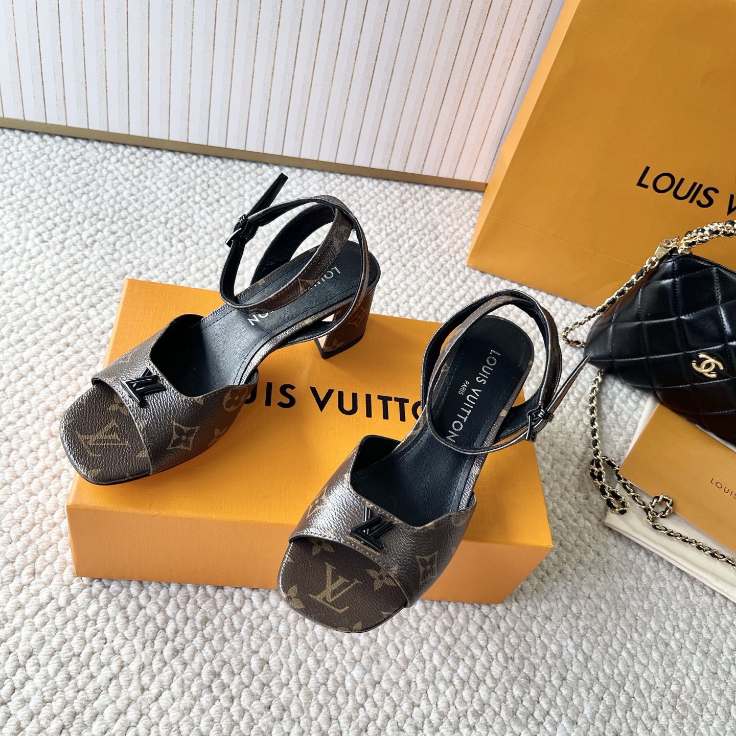 NO:389348,LOUI* VUITTO* | L Donkey Brand New 2025 Painted Button Heel Sandals Material: Beef patent leather/real leather sole Heel height: 5.5cm (3.5cm 9cm later) Size 34-41 (34 40 41 42 Customized non-return), sandals, louis vuitton, louis vuitton, sandals19860909LOUI* VUITTO* | L驴牌2025年新款 烤漆扣粗跟凉鞋 材料:牛漆皮/真皮底 跟高:5.5cm (后期出3.5cm 9cm) 码数 34-41（34 40 41 42 定制不退换）,凉鞋,louis vuitton,louis vuitton,sandals,Women's Shoes