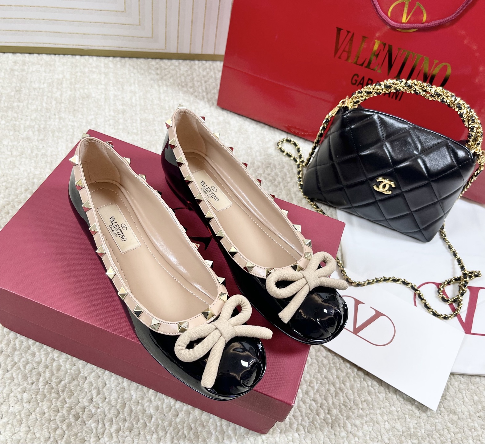 NO:389355,Purchase version VALENTINO Valentino 2025ss new VT bow ballet flat shoes Material: upper ox patent leather footbed sheepskin, Italian genuine leather outsole Size 35-39 (40 41 42 customized without return or replacement), single shoes, valentino, valentino, sheepskin, Leather soles19860909代购版 VALENTINO华伦天奴2025ss新款 VT蝴蝶结芭蕾舞平底单鞋 材料:鞋面牛漆皮 垫脚羊皮、意大利真皮大底 码数35-39（40 41 42定做不退不换）,单鞋,valentino,valentino,sheepskin,Leather soles,Women's Shoes