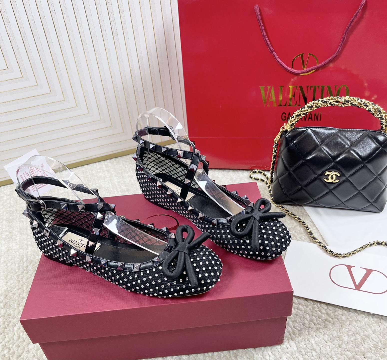 NO:389350,Purchase version VALENTINO Valentino 2025ss new VT bow ballet shoes mesh hot diamond flat sole single shoes Material: upper mesh hot diamond. Foot-pad sheepskin, Italian leather outsole Size 35-39 (40 41 42 Custom made no return or replacement), single shoes, valentino, valentino, sheepskin, Leather soles19860909代购版 VALENTINO华伦天奴2025ss新款 VT蝴蝶结芭蕾舞鞋 网面烫钻平底单鞋 材料:鞋面网面烫钻.垫脚羊皮、意大利真皮大底 码数35-39（40 41 42定做不退不换）,单鞋,valentino,valentino,sheepskin,Leather soles,Women's Shoes