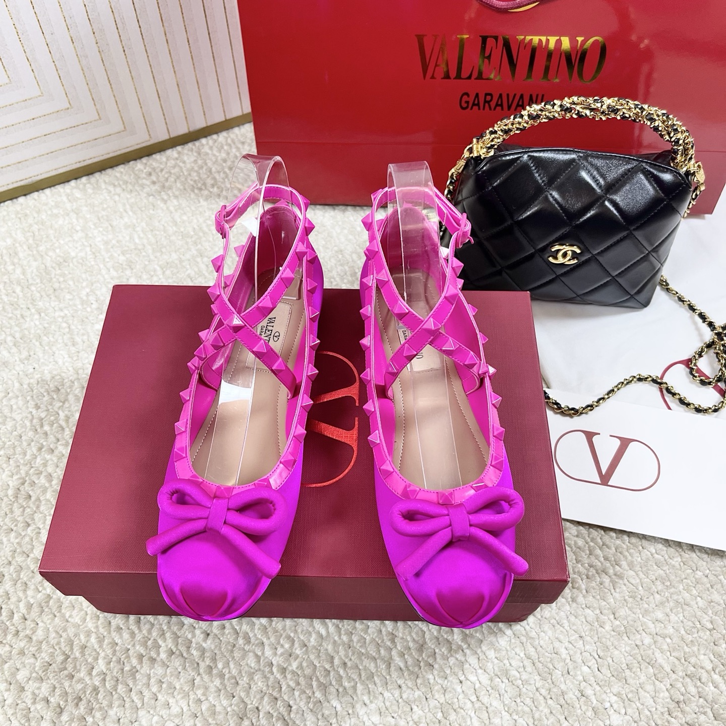 NO:389367,Purchase version VALENTINO Valentino 2025ss new VT bow ballet shoes rivet flat shoes Material: upper silk, inner lining, sheepskin, Italian leather outsole Size 35-39 (40 41 42 Custom made without return or replacement), single shoes, valentino, valentino, sheepskin, real silk, Leather soles19860909代购版 VALENTINO华伦天奴2025ss新款 VT蝴蝶结芭蕾舞鞋 铆钉平底单鞋 材料:鞋面真丝,.内里.羊皮、意大利真皮大底 码数35-39（40 41 42定做不退不换）,单鞋,valentino,valentino,sheepskin,real silk,Leather soles,Women's Shoes