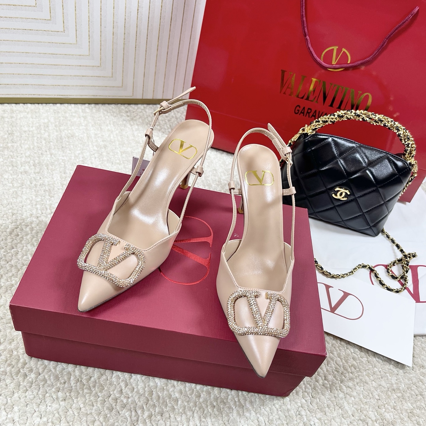 NO:389380,Diamond Purchase Version VALENTINO Valentino 2025ss New VT Pointed V-button High Heel Sandals Heel Heel Heel: 5cm 8cm Size 35-39 (40 41 42 Customized No Return or Exchange), Sandals, Valentino, Valentino, Sandals19860909钻 代购版 VALENTINO华伦天奴2025ss新款 VT 尖头V扣高跟凉鞋 跟高:5cm 8cm 码数35-39（40 41 42定做不退不换）,凉鞋,valentino,valentino,sandals,Women's Shoes
