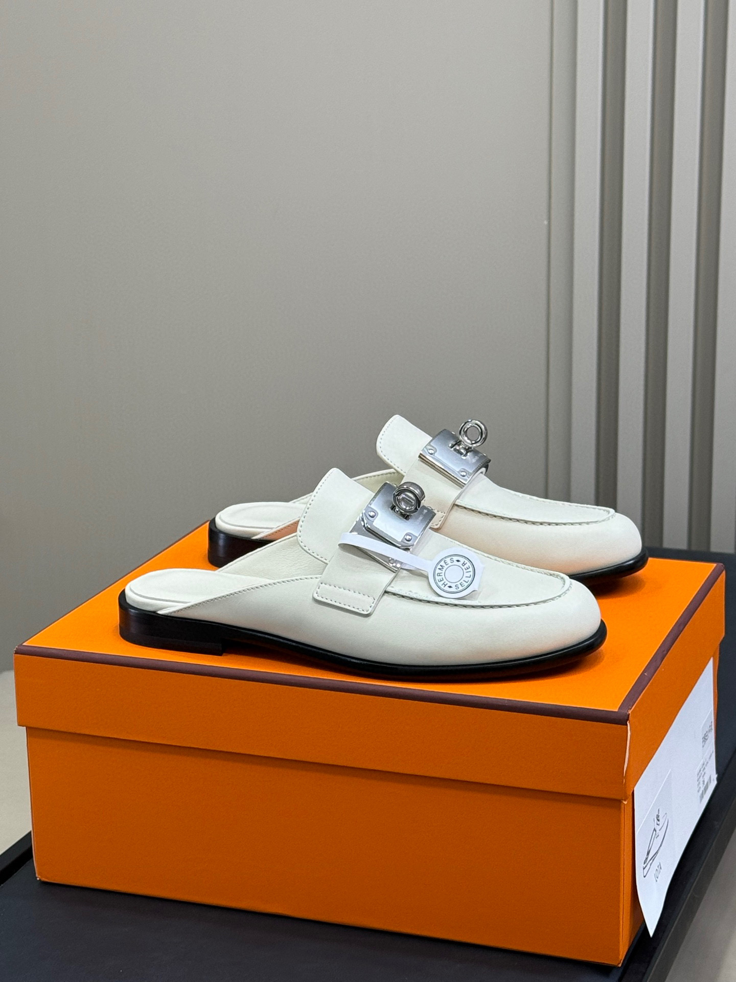 NO:260986,Purchase version Hermes 25-year latest kelly wide-button muller slippers, which is a look at this design, the wide silver kelly buckle, a trendy and cool feeling, and is usually very versatile. Compared with the Kelly narrow buckle series, this one will not be very formal!  It is becoming more and more interesting to find that it is really a versatile model. You can easily match clothes whether you are casual or at work. Calf leather material, soles imported from Italy. size 36-42, loafers, hermes, hermes, loafers, slippers, cowhide19860909代购版 Hermes 爱马仕25年最新款 kelly 宽扣穆勒拖鞋, 一眼相中这个设计,宽宽的银kelly扣,一种潮酷潮酷的感觉,平常也很百搭,对比kelly窄扣的那个系列,这款上脚就不会很正式！ 越来越发现真的是百搭款 无论 casual还是上班都可以轻松搭配衣 小牛皮材质,鞋底意大利进口牛皮 size 36-42,乐福鞋,hermes,hermes,loafers,slippers,cowhide,Women's Shoes