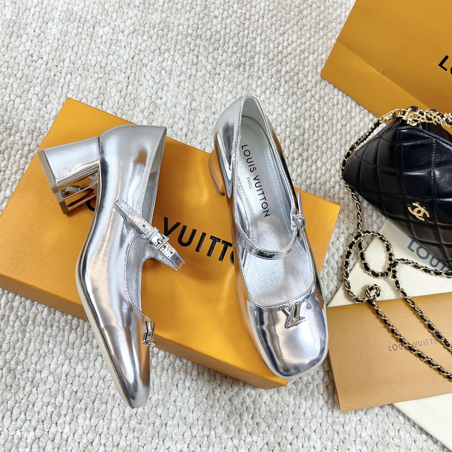 LOUIS VUITTON Escarpins Élégance Minimaliste - Version Premium