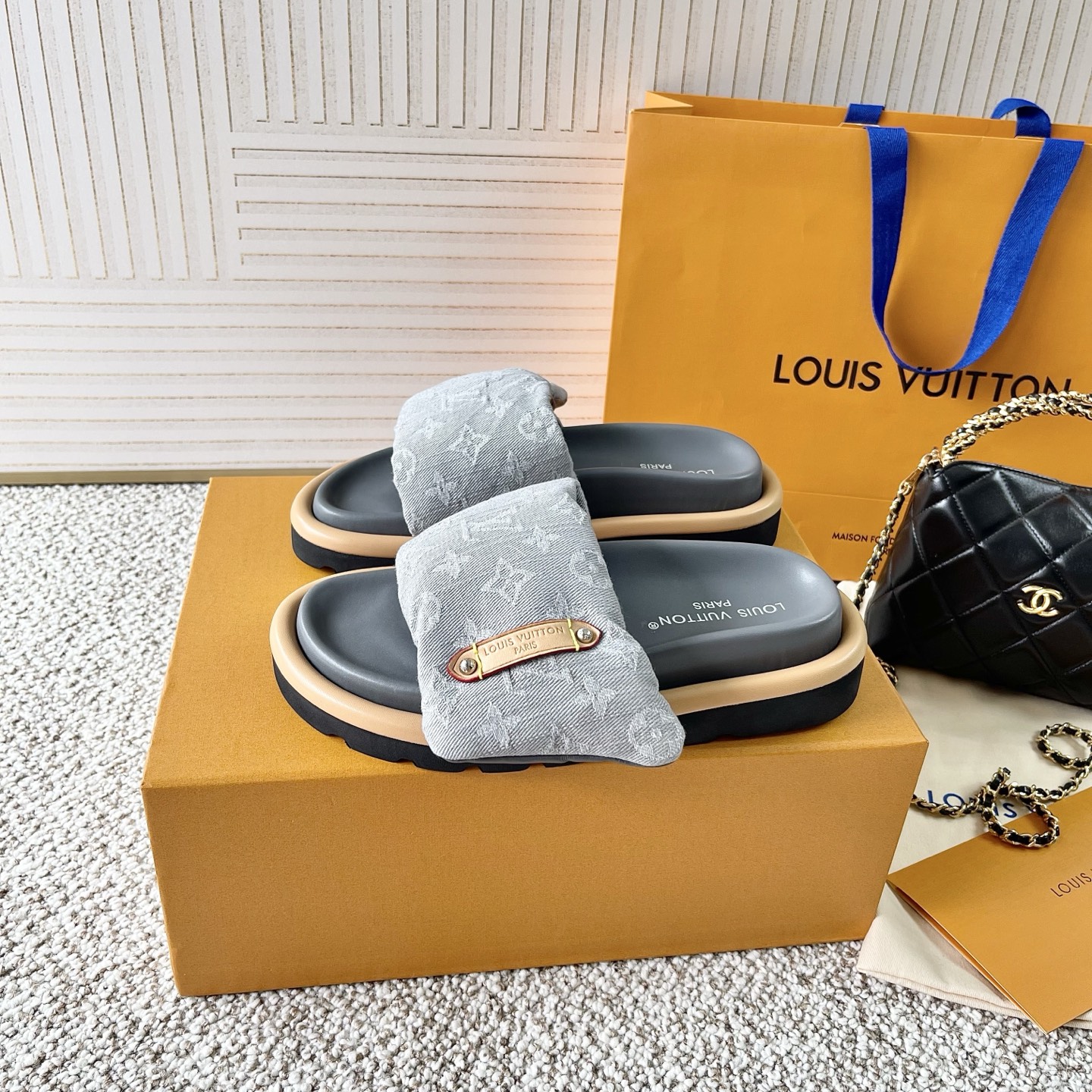 NO:407625,Purchase version, new color louis vuitto…n ss24 new arrival~ LV donkey home Spring and summer down Velcro sandals new product!  The inner part is filled with 90 white duck down, which is light and comfortable, with excellent elasticity!  The sole is made of high-density foam, extremely lightweight, and is made of lambskin along the strip and foot pads!  Top boutique 35-41, slippers, louis vuitton, louis vuitton, louis vuitton, louis vuitton, slippers, down jacket, sheepskin19860909代购版,新色 louis vuitto…n ss24 new arrival～ LV驴家 春夏羽绒魔术贴凉拖鞋新品！ 内里填充90白鸭绒,轻软舒适,回弹性极佳！ 鞋底高密度发泡材质,轻盈无比,沿条和垫脚小羊皮材质！ 顶级精品35-41,拖鞋,louis vuitton,louis vuitton,louis vuitton,louis vuitton,slippers,down jacket,sheepskin,Women's Shoes