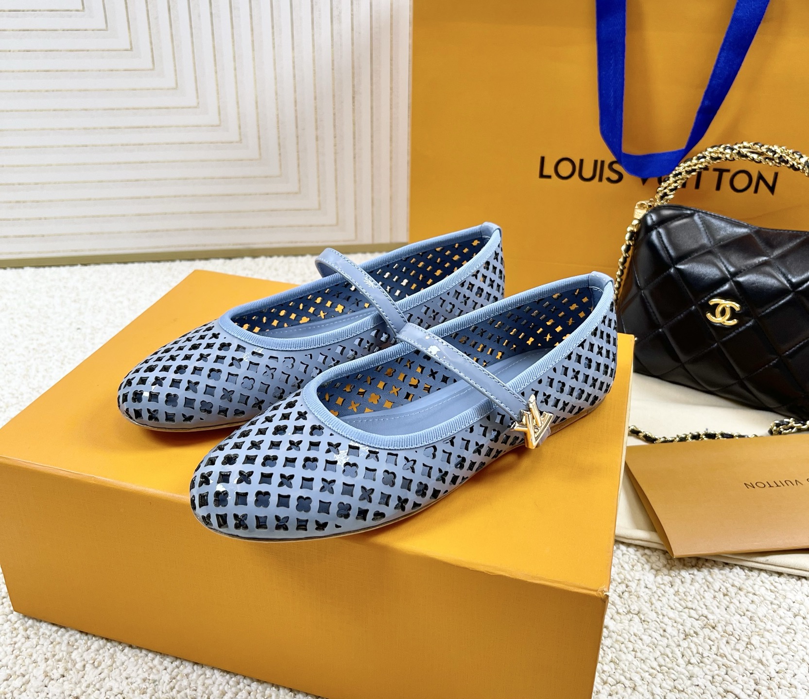 NO:389131,Louis Vuitto*SS24 L donkey brand new 25 years hollow ballet shoes hollow Mary Jane single shoes imported upper imported cow patent leather inner imported sheepskin outsole leather outsole size 35-39 (34.40.41.42 custom made without return or replacement), single shoes, louis vuitton, louis vuitton, mary jane, sheepskin, Leather soles19860909Louis Vuitto*SS24 L驴牌 25年新款 镂空芭蕾舞鞋 镂空玛丽珍单鞋 鞋面进口牛漆皮 内里进口羊皮里 大底真皮大底 码数35-39（34.40.41.42定做不退不换）,单鞋,louis vuitton,louis vuitton,mary jane,sheepskin,Leather soles,Women's Shoes