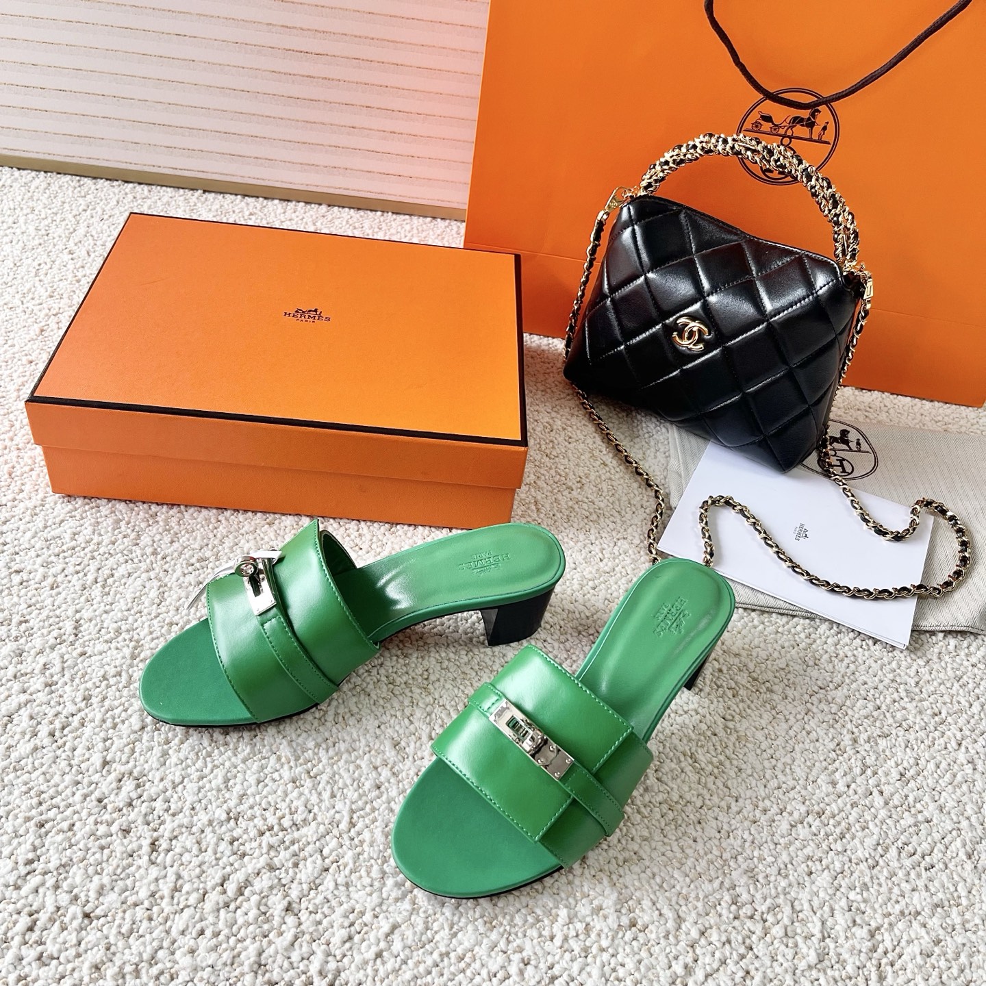 NO:388197,Hermes classic model H home Kelly metal buckle Giulia sandals Upper: cow skin surface/sheep Jing face + rivet Heel height: flat bottom/4cm Correct size: 35-39 Custom made 34.40.41.42.43, slippers, hermes, hermes, slippers, cowhide, sheep19860909Hermes 爱马仕经典款 H家Kelly金属扣 Giulia凉拖鞋 鞋面:牛皮肤面/羊京面+铆钉 跟高:平底/4cm 正码:35-39订做34.40.41.42.43,拖鞋,hermes,hermes,slippers,cowhide,sheep,Women's Shoes