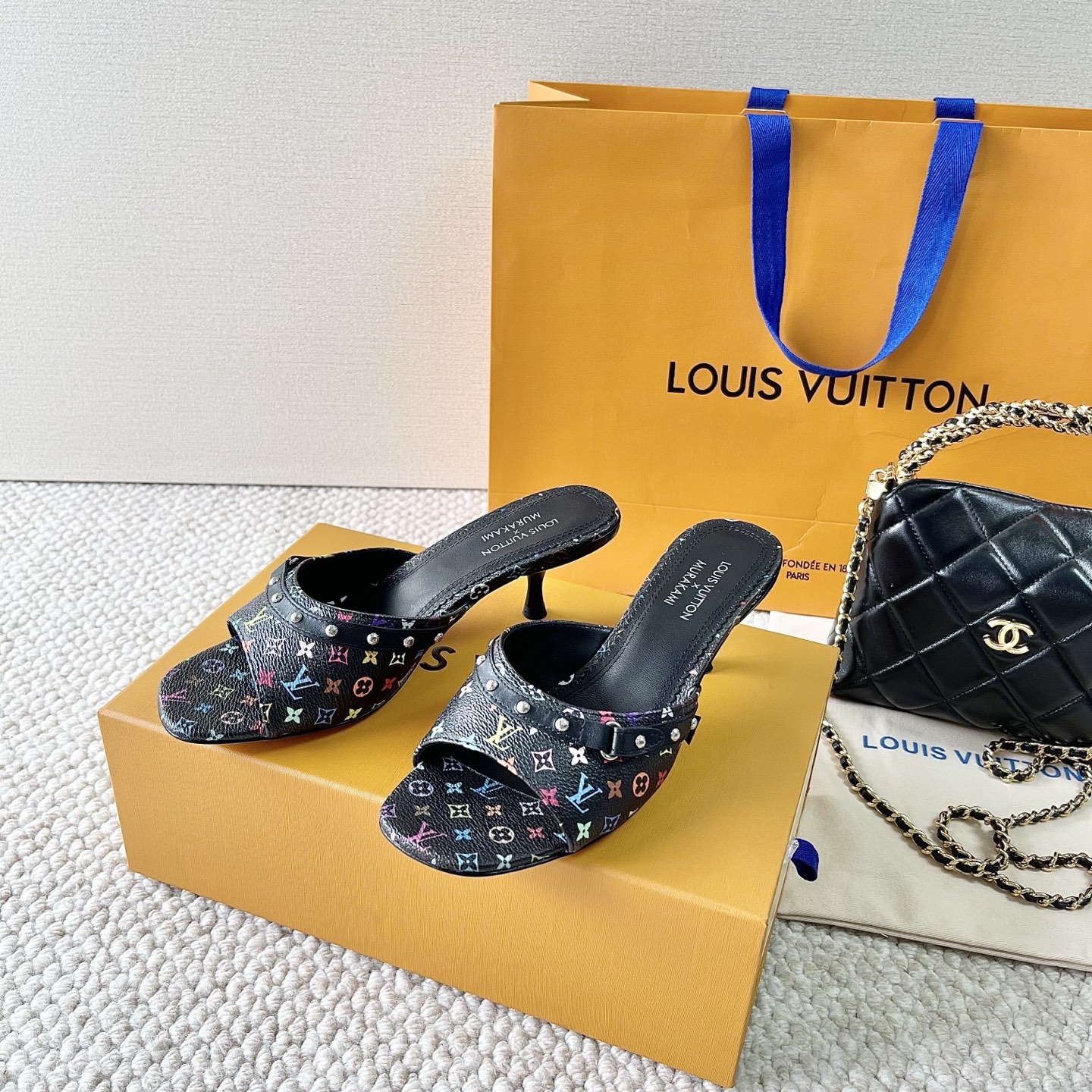 NO:465222,LOUI* VUITTO* | L donkey brand new model Murakami Takashi three-color joint series, kitten heel sandals, bow flat slippers, comfort must be absolutely!  Sheepskin face/real leather sole Heel height: 10cm 5.5cm Flat sole Size 34-41 (34 40 41 Customized non-returning), high heels, louis vuitton, louis vuitton, high heels, slippers, sheepskin19860909LOUI* VUITTO* | L驴牌新款 村上隆白三彩联名系列 小猫跟凉拖鞋 蝴蝶结平底拖鞋 舒适度那必须是绝对滴！ 羊皮面/真皮底 跟高: 10cm 5.5cm 平底 码数 34-41（34 40 41 定制不退换）,高跟鞋,louis vuitton,louis vuitton,high heels,slippers,sheepskin,Women's Shoes