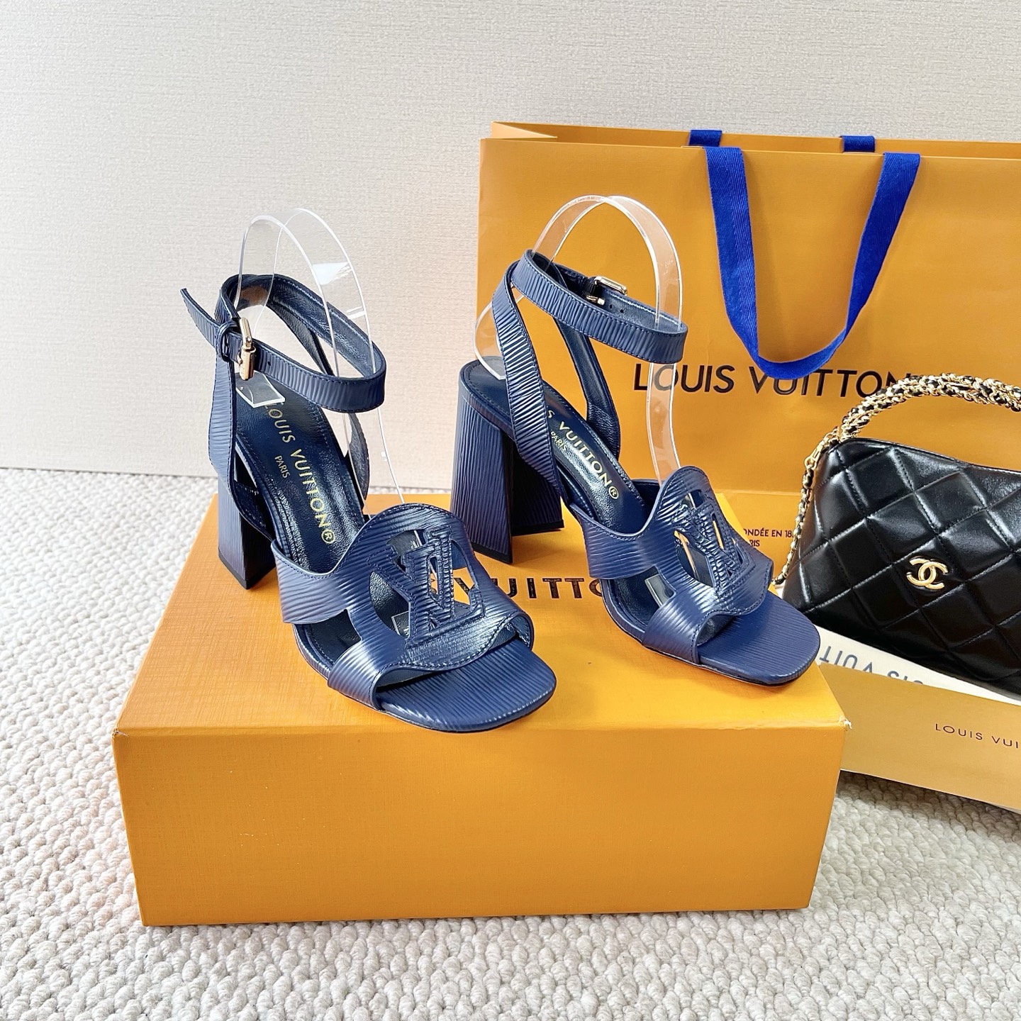 LOUIS VUITTON 凉鞋 简约时尚-顶级版本
