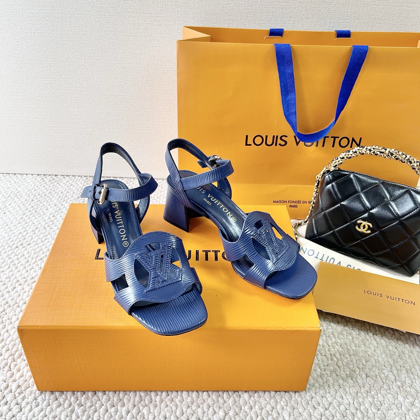 LOUIS VUITTON 凉鞋 简约时尚-顶级版本