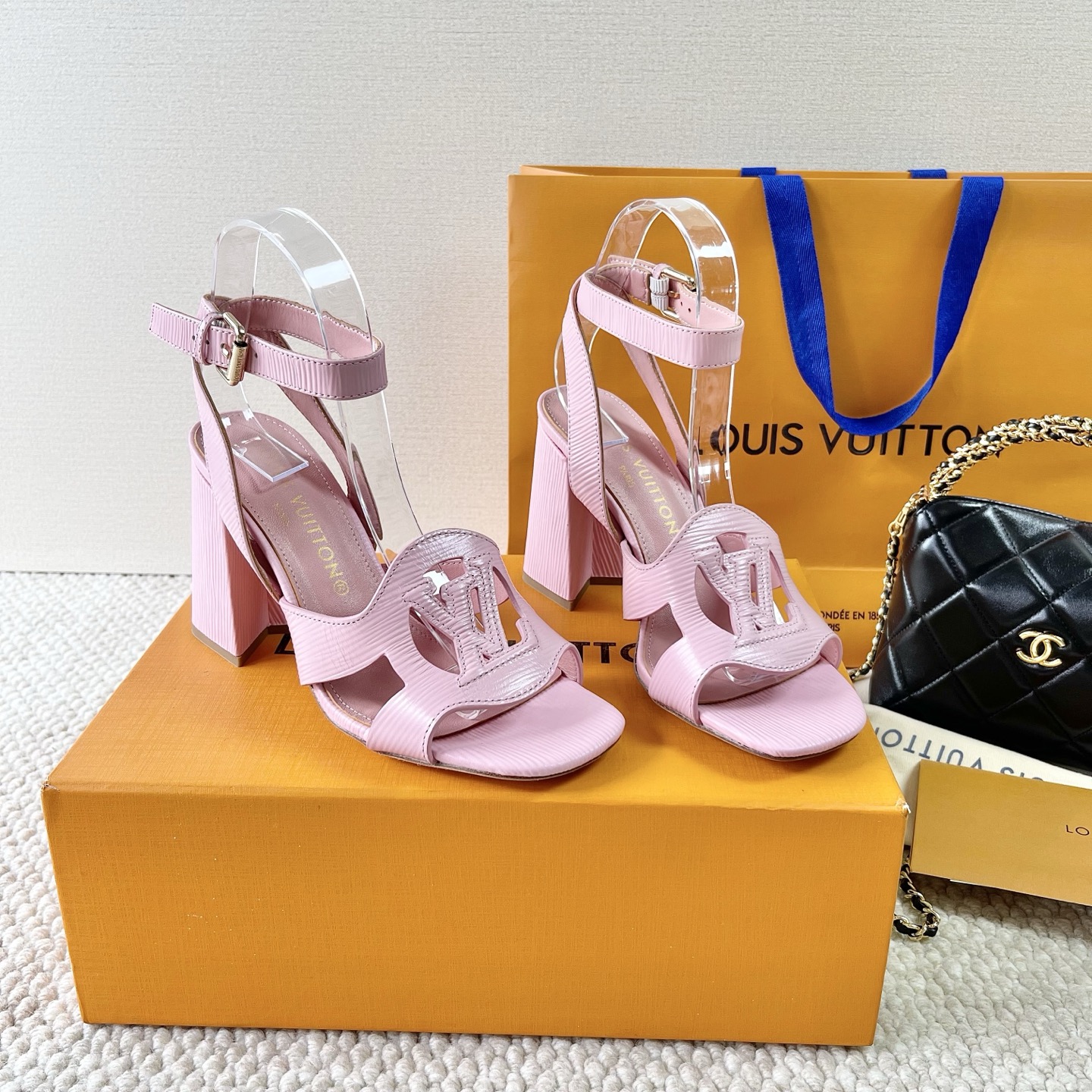 LOUIS VUITTON 凉鞋 简约时尚-顶级版本