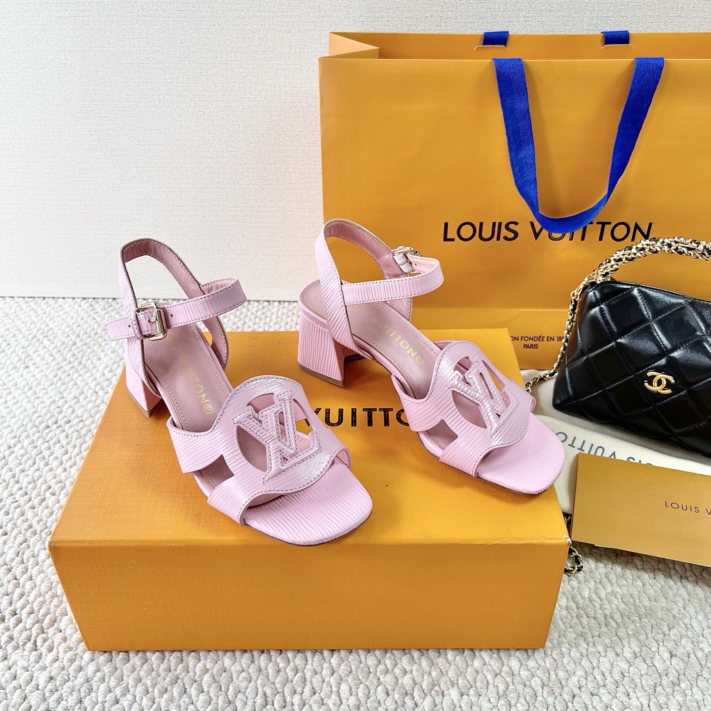 LOUIS VUITTON 凉鞋 简约时尚-顶级版本